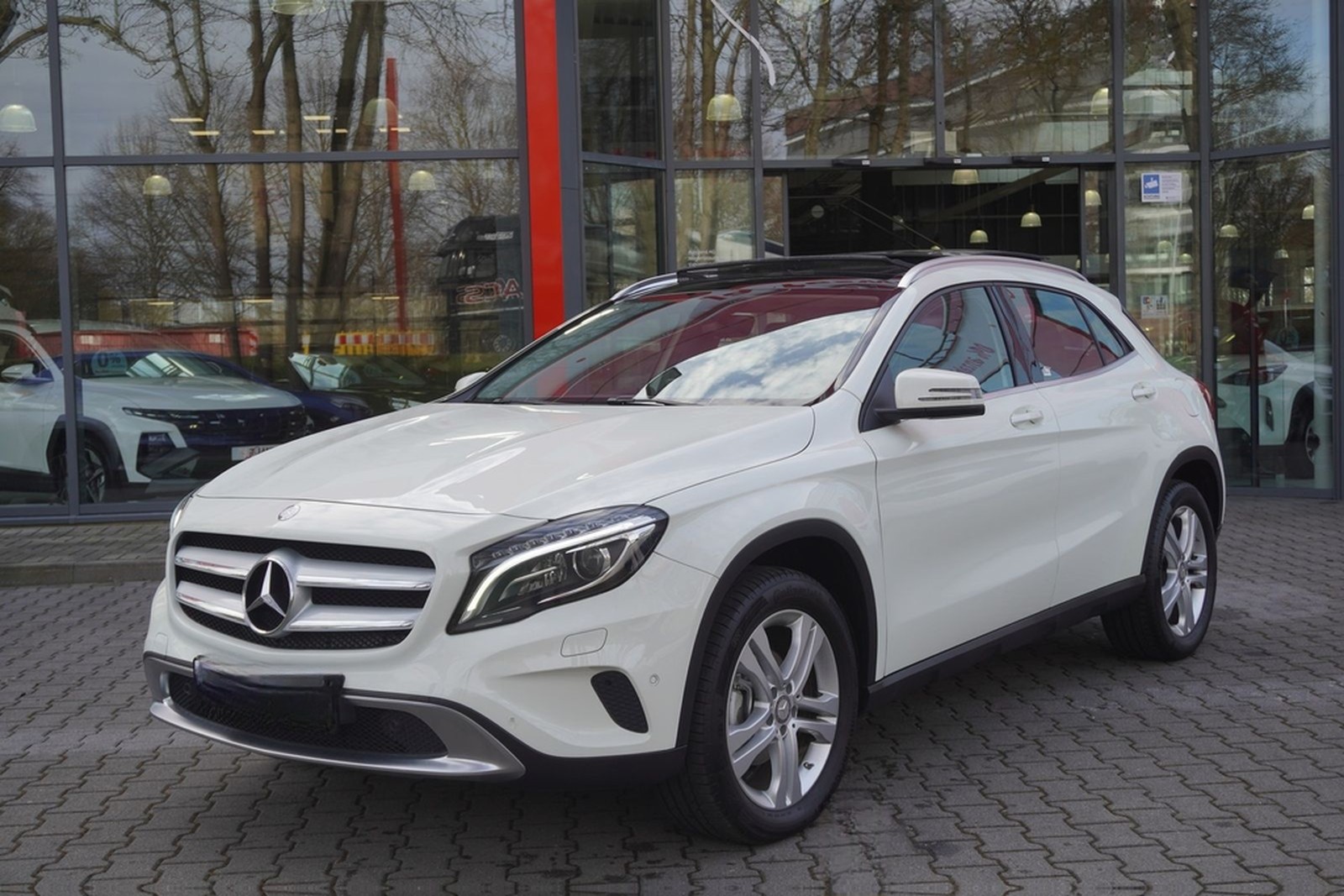 Mercedes-Benz GLA 200 d Navi Sitzheizung Bi-Xenon Panorama foto 2