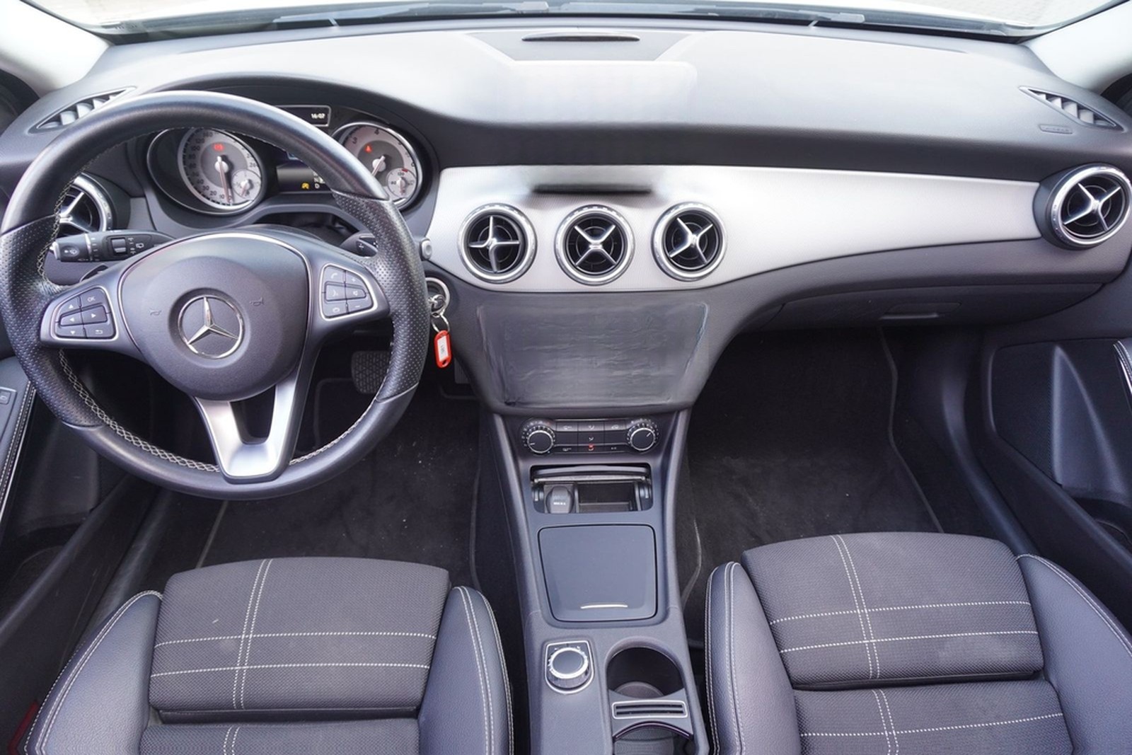 Mercedes-Benz GLA 200 d Navi Sitzheizung Bi-Xenon Panorama foto 15