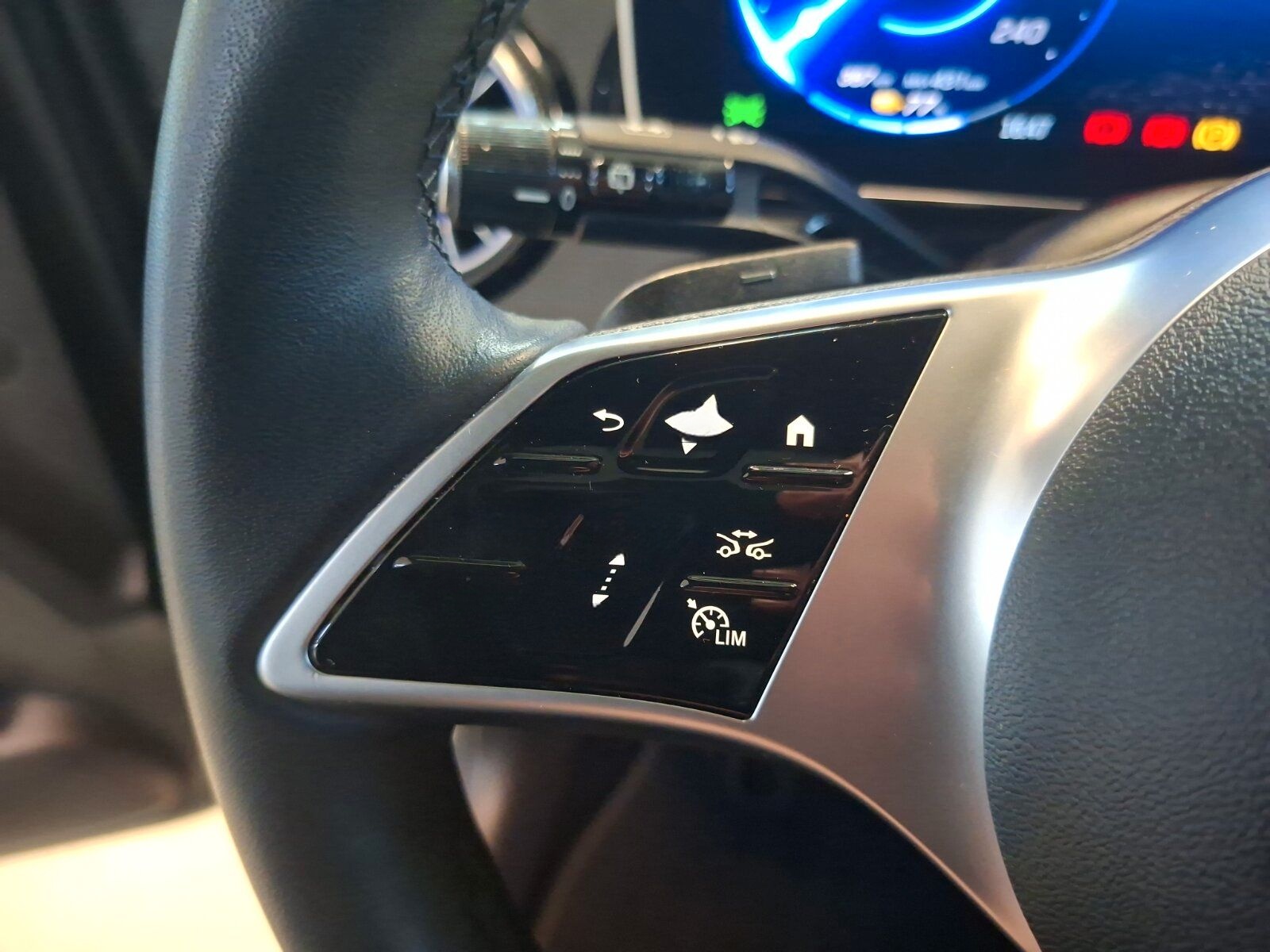 Mercedes-Benz EQE 300 Electric Art Pano Distr RüCam LED AHK foto 18