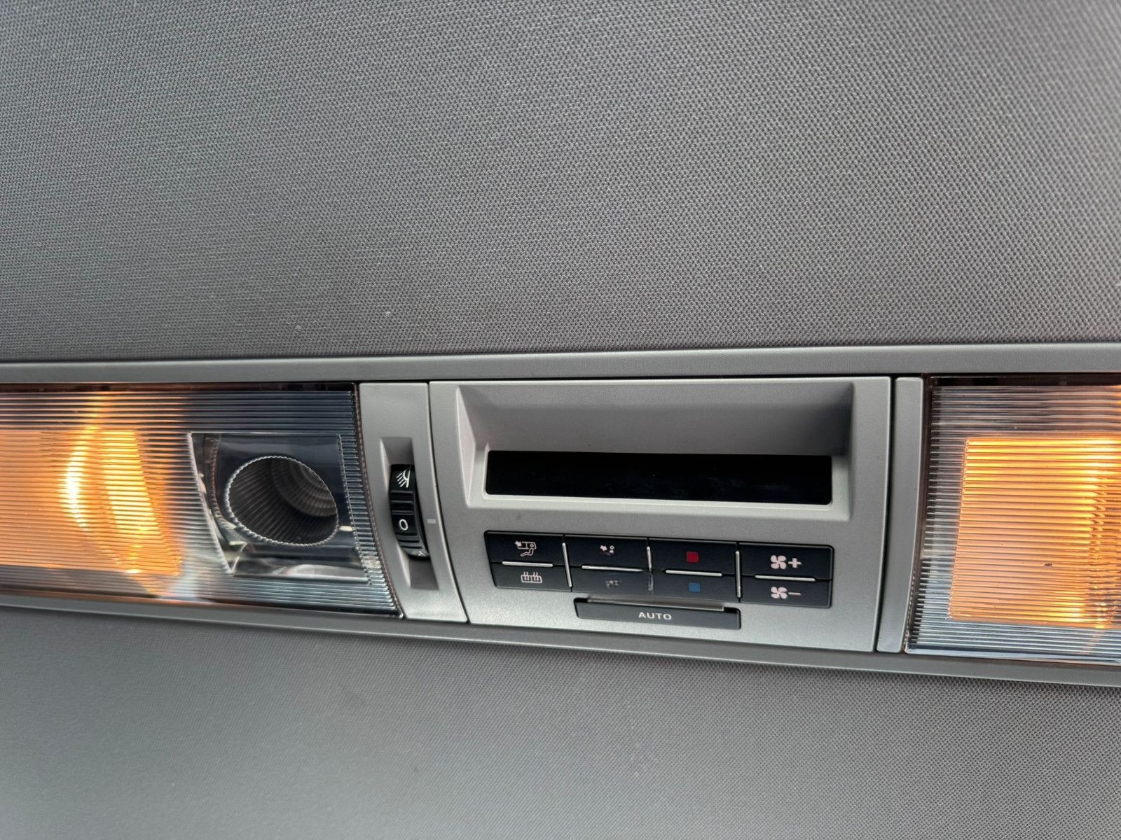 Volkswagen T5 Caravelle 2.0 TDI DSG NAVI*LED*9 STIZER!!! foto 10