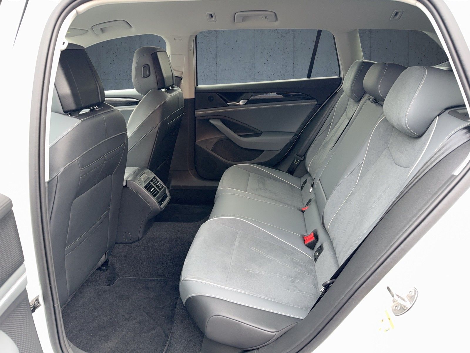 Volkswagen Passat Variant 1.5 TSIe Business DSG Anhängevorr foto 11