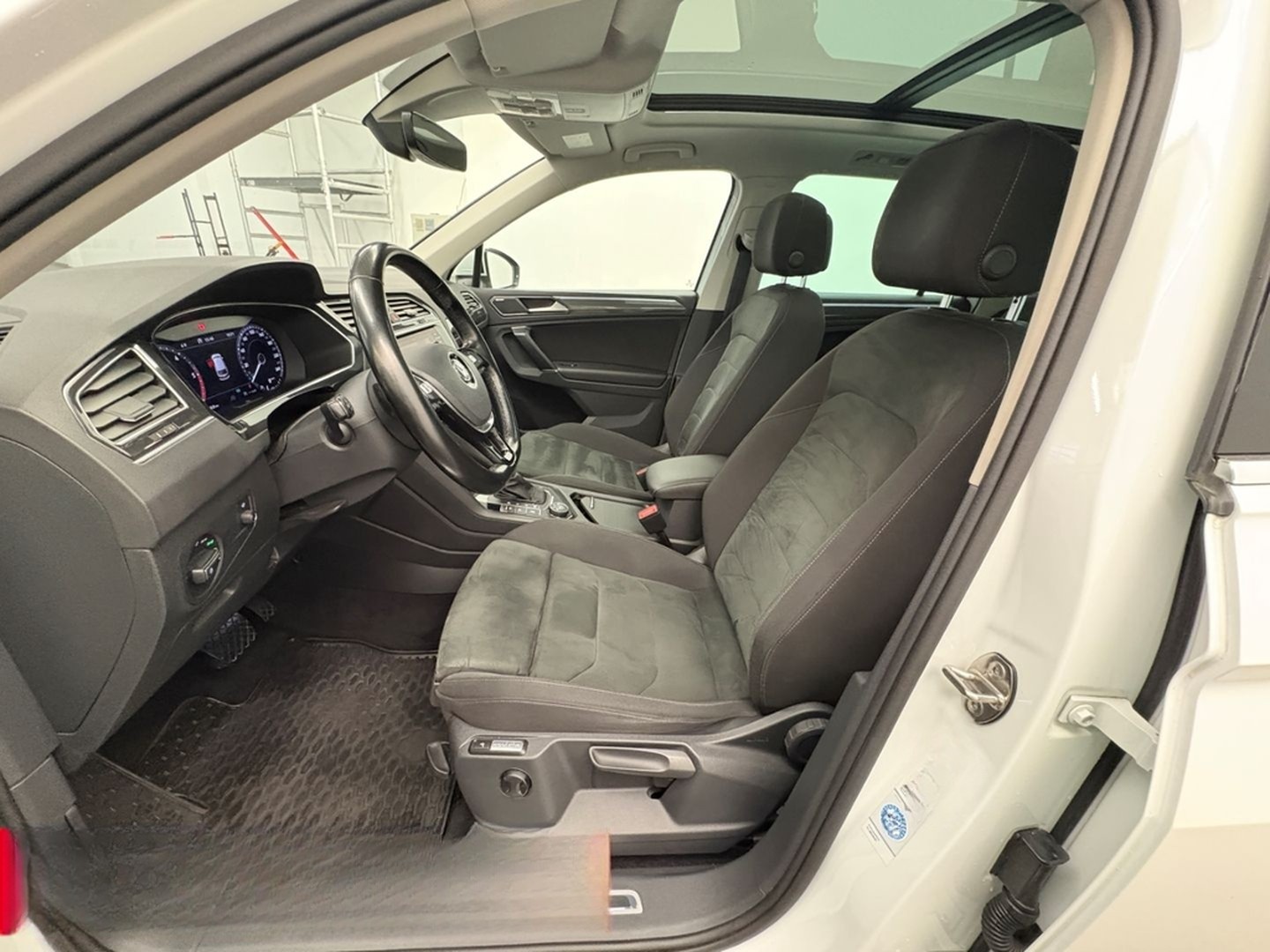 Volkswagen Tiguan 4Mo 2.0 TDI DSG Highline 19 LED PANO AREA foto 9