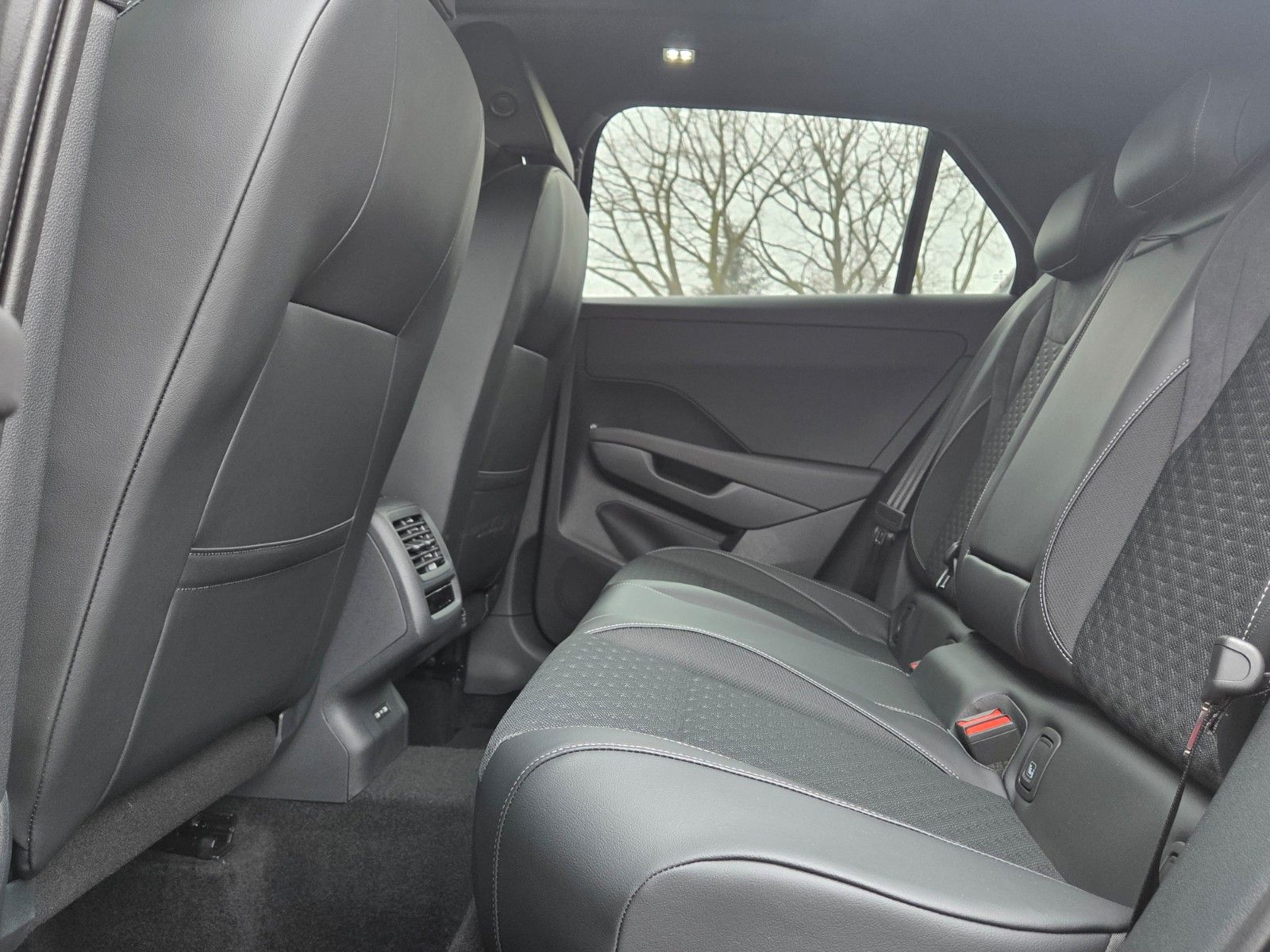 Volkswagen T-Roc 1.5 eTSI Black Style R-Line DSG AHK/ Pano foto 12
