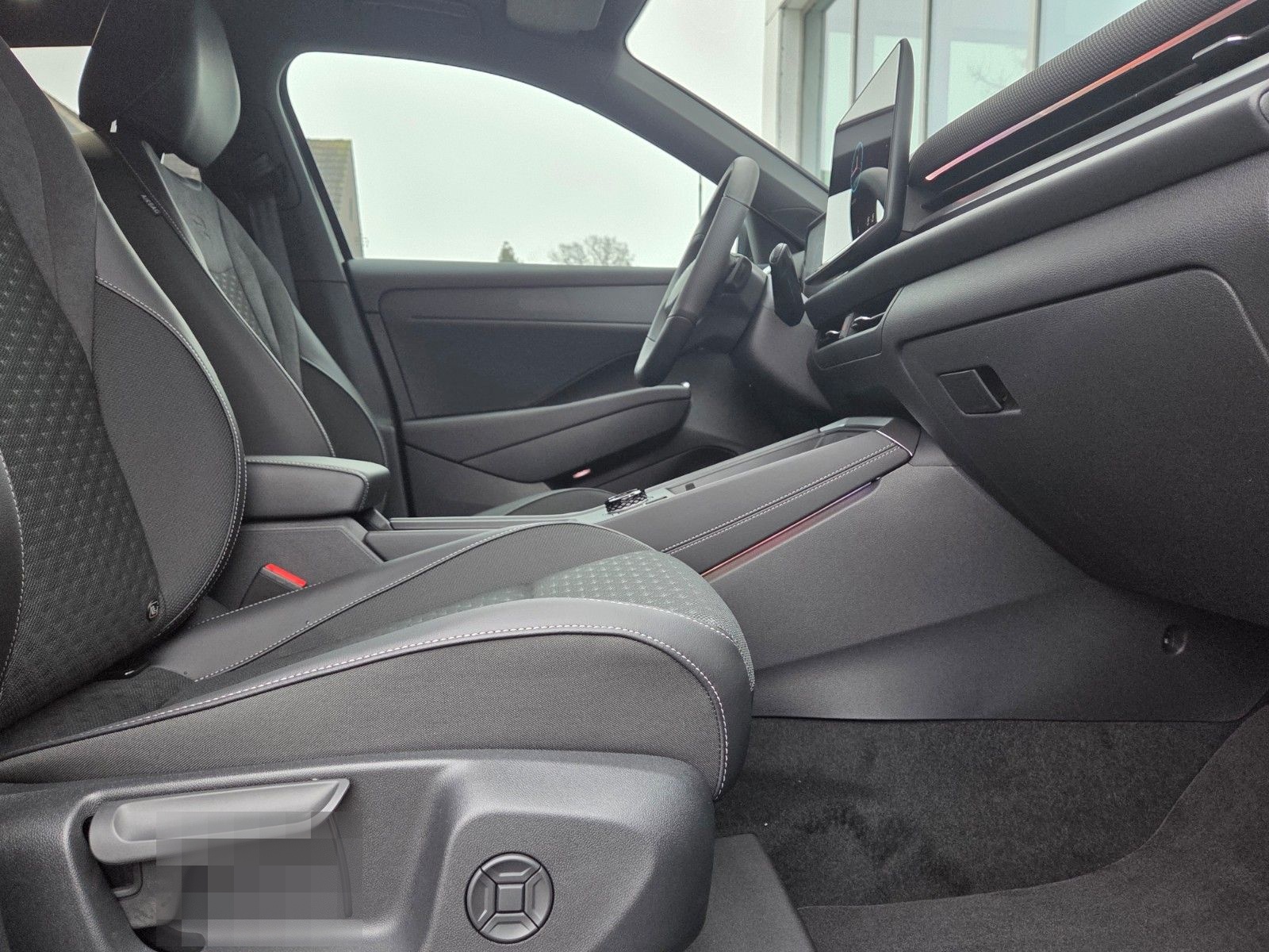 Volkswagen T-Roc 1.5 eTSI Black Style R-Line DSG AHK/ Pano foto 9