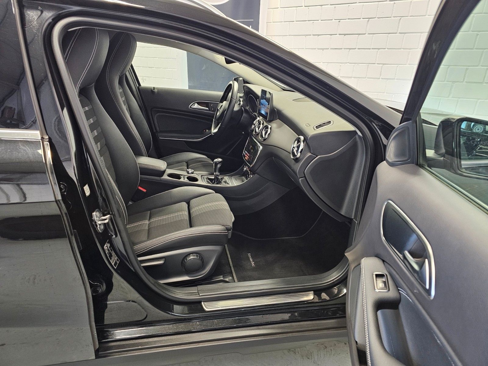 Mercedes-Benz GLA 200 Urban + LED/Navi/4Season/Klima/Teilleder foto 11