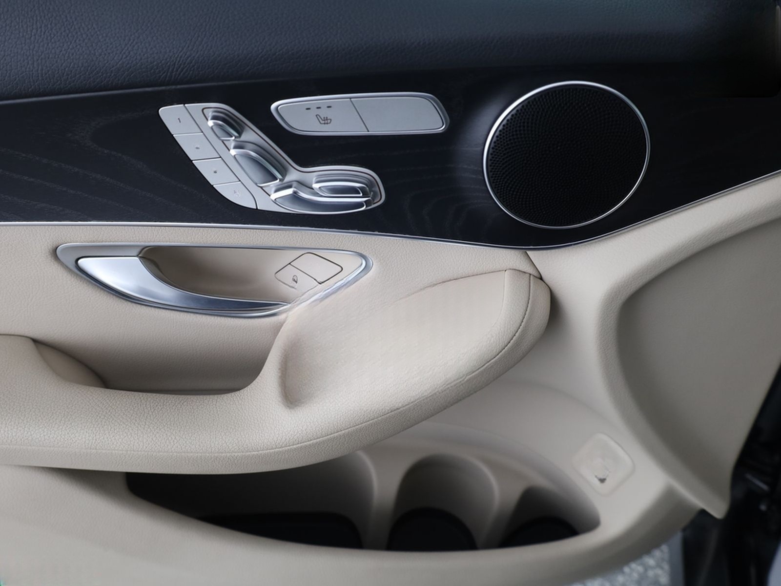 Mercedes-Benz GLC 220 d 4M NIGHT EXCLUSIVE KEYLESS,KAMERA,PANO foto 13