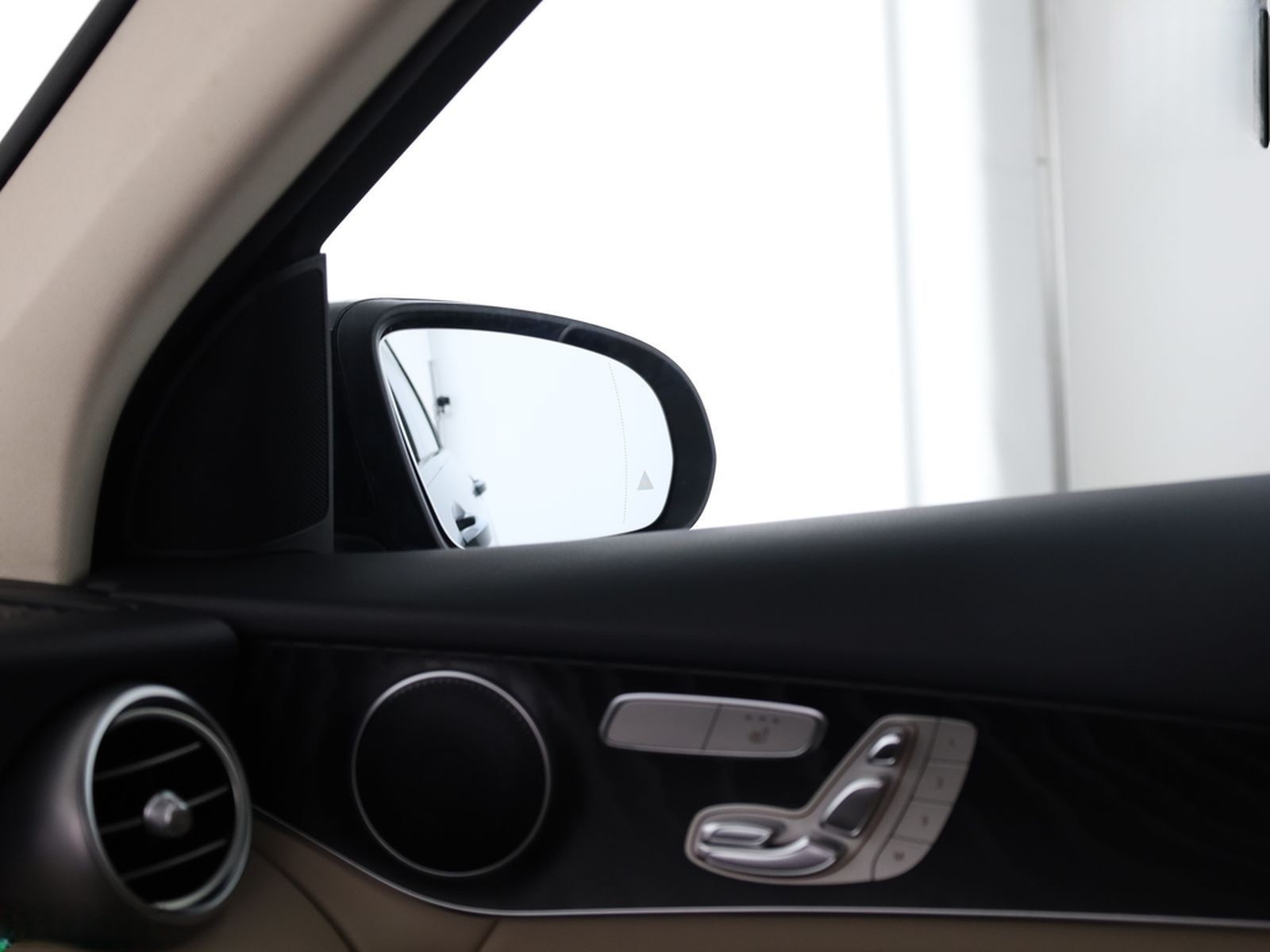 Mercedes-Benz GLC 220 d 4M NIGHT EXCLUSIVE KEYLESS,KAMERA,PANO foto 22