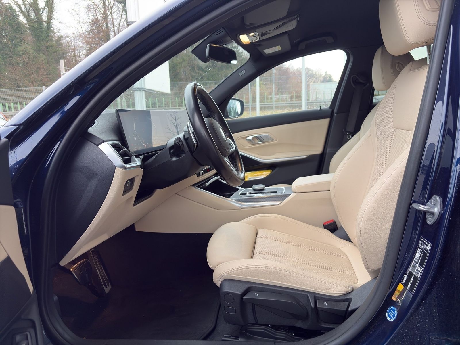 BMW 330e xDrive Limousine M Sport ACC LH Widscreen foto 6