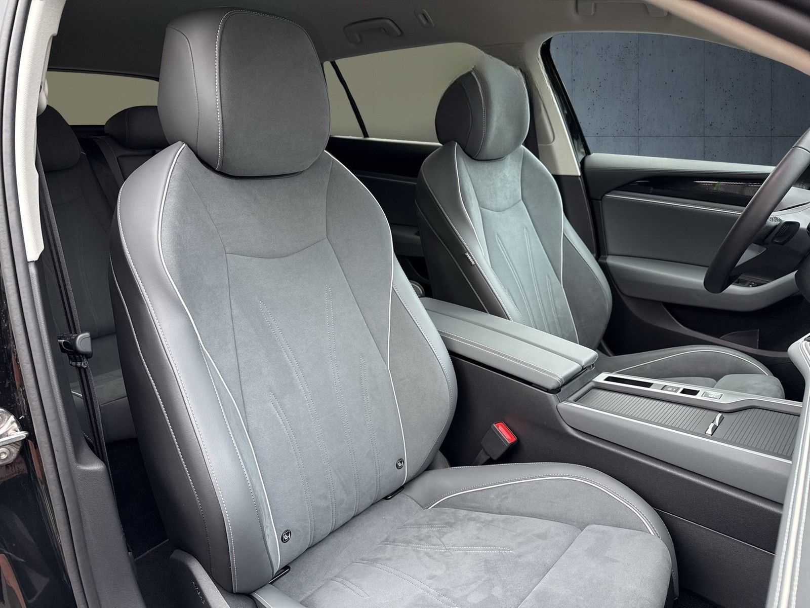Volkswagen Passat Variant 1.5 DSG TSIe Business Navi LED AC foto 18