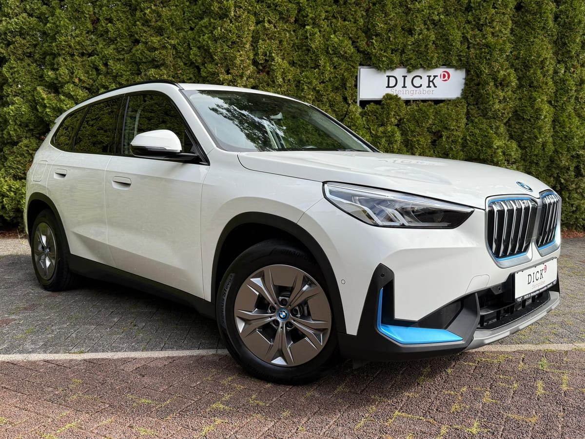 BMW iX1 30 xDrive 64 kWh SHADOW+LIFE+SHZ+KAM+LEDER+M