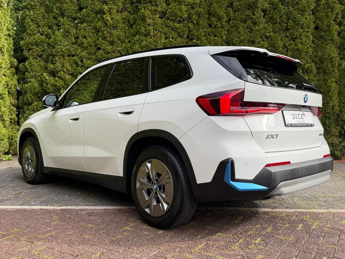 BMW iX1 30 xDrive 64 kWh SHADOW+LIFE+SHZ+KAM+LEDER+M foto 5