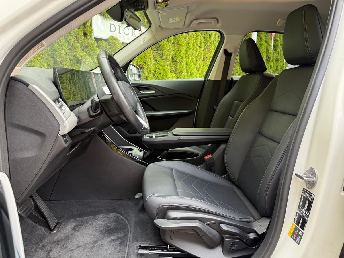 BMW iX1 30 xDrive 64 kWh SHADOW+LIFE+SHZ+KAM+LEDER+M foto 9