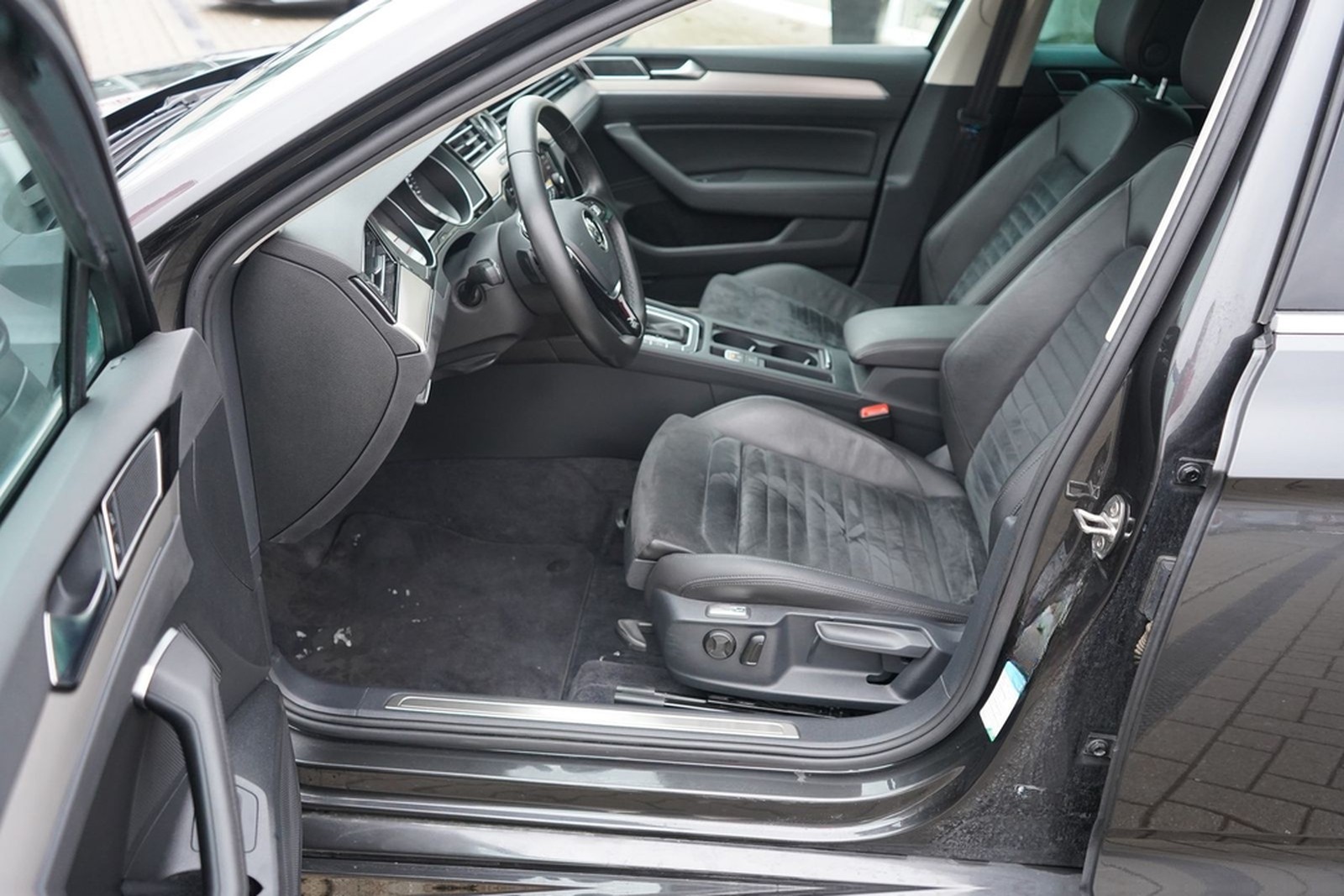 Volkswagen Passat Variant 2.0 Highline LED ACC Sitzheizung foto 33