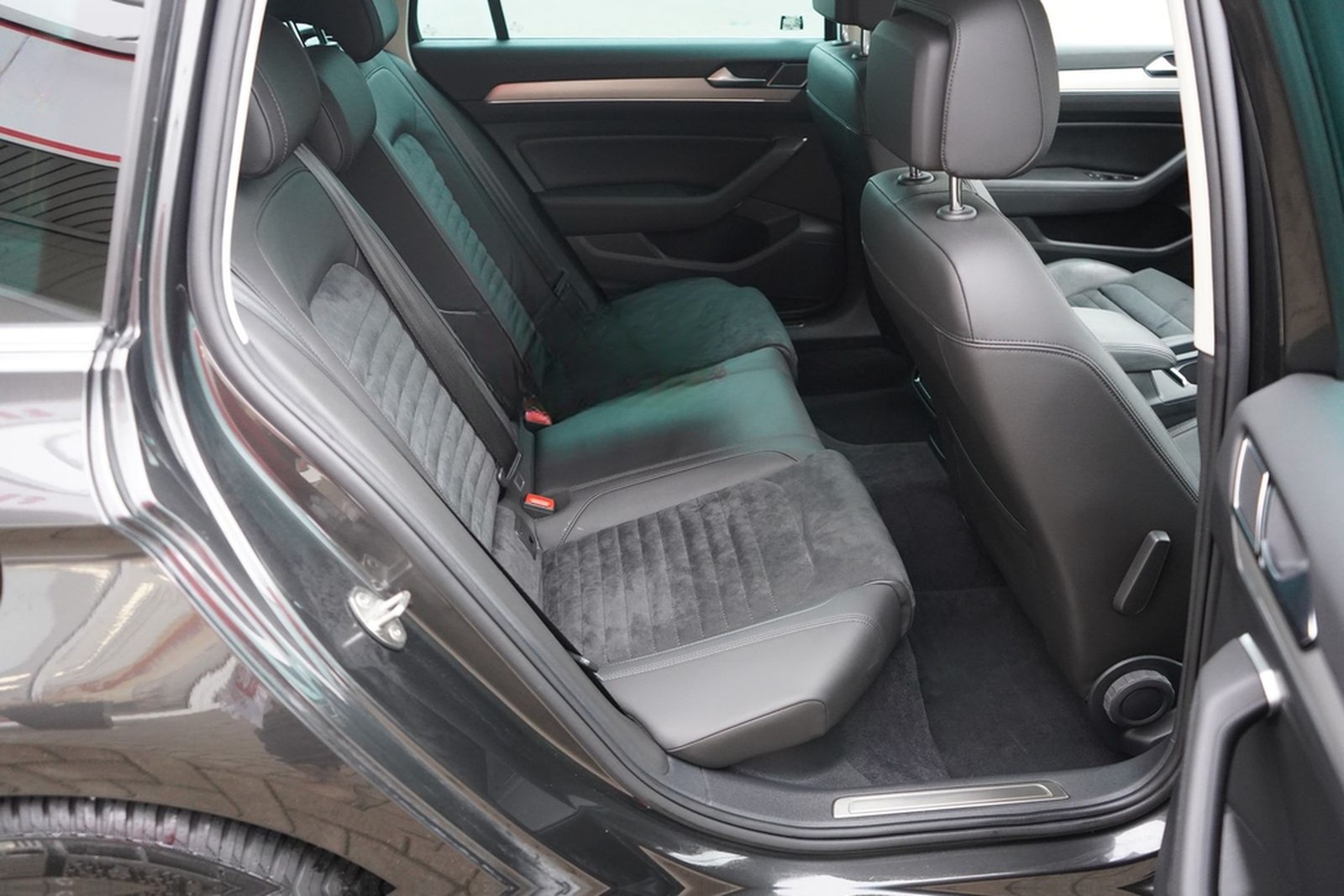 Volkswagen Passat Variant 2.0 Highline LED ACC Sitzheizung foto 36