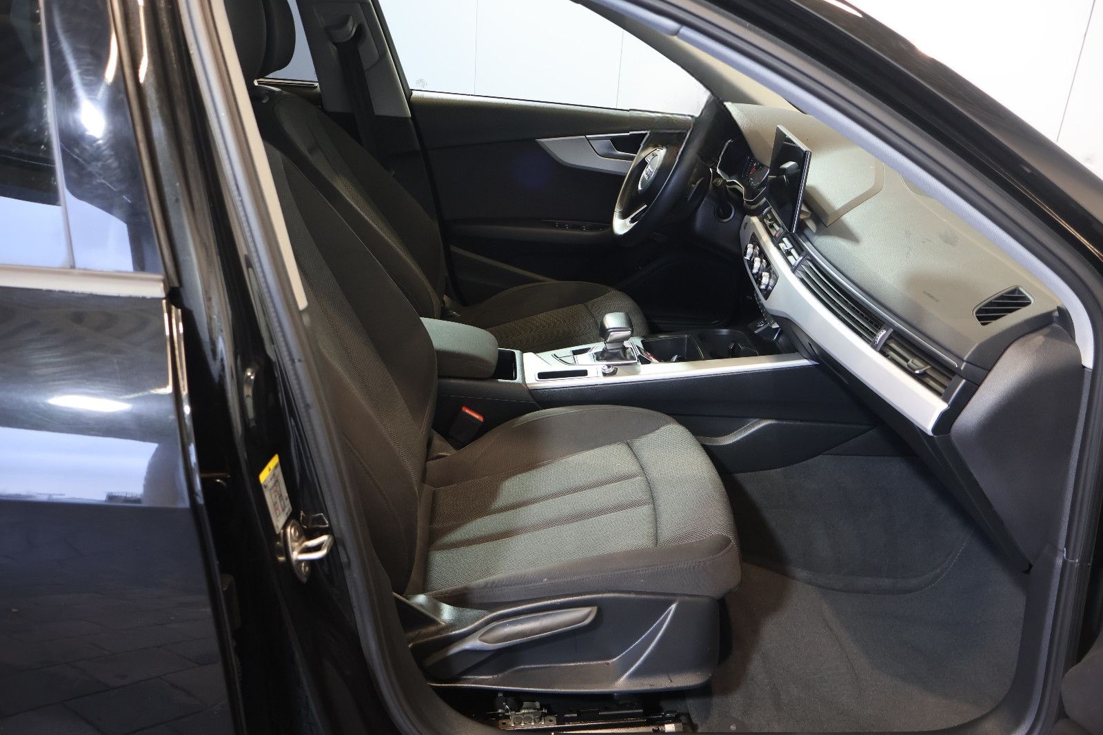 Audi A4 Avant 35 TFSI CARPLAY+KEY+LED+LANE+17" foto 12