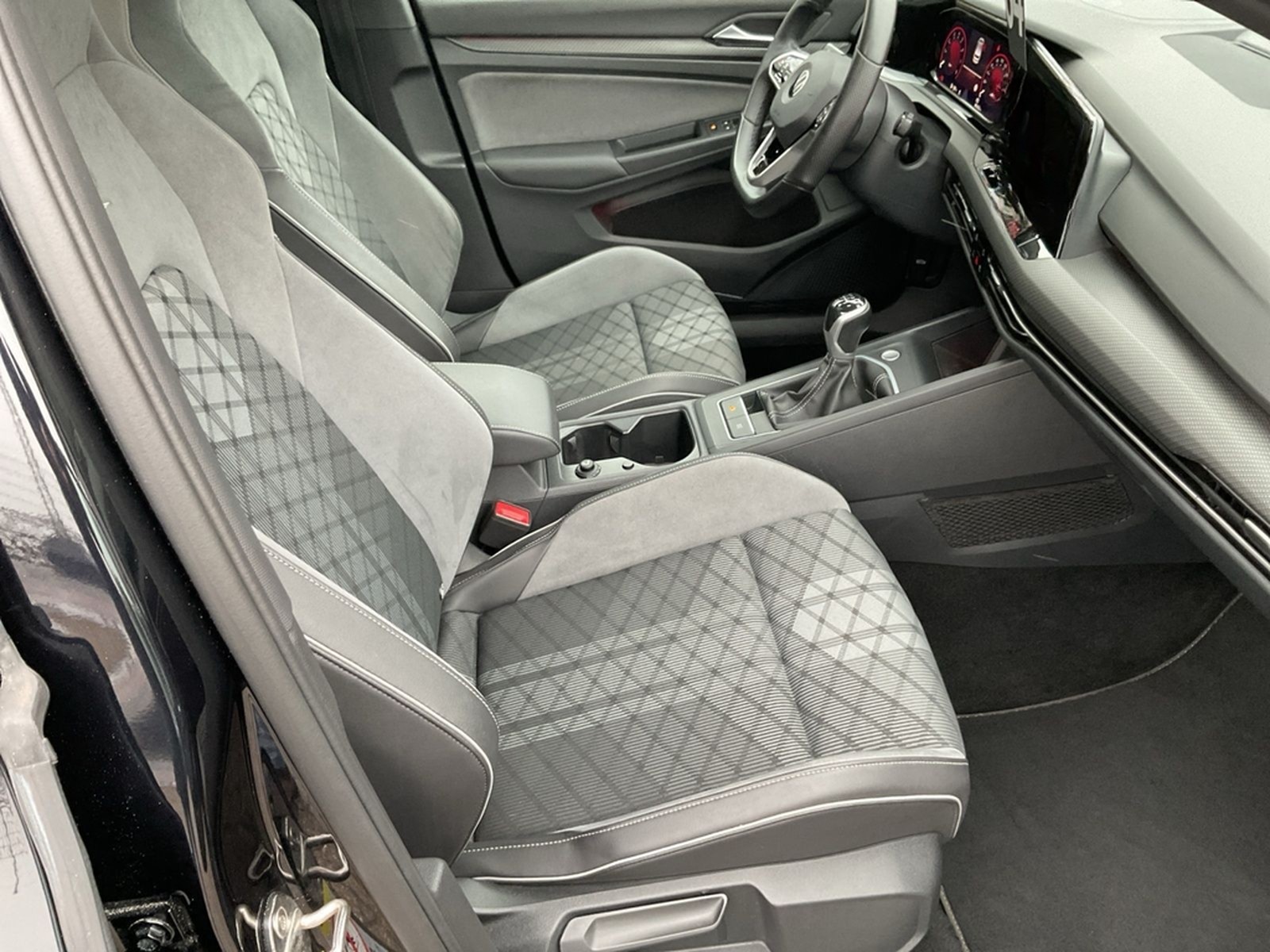 Volkswagen Golf VIII 1.5 TSI R-Line AHK Kamera Pano foto 15