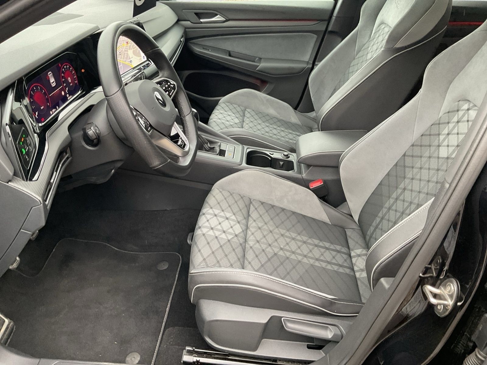 Volkswagen Golf VIII 1.5 TSI R-Line AHK Kamera Pano foto 9