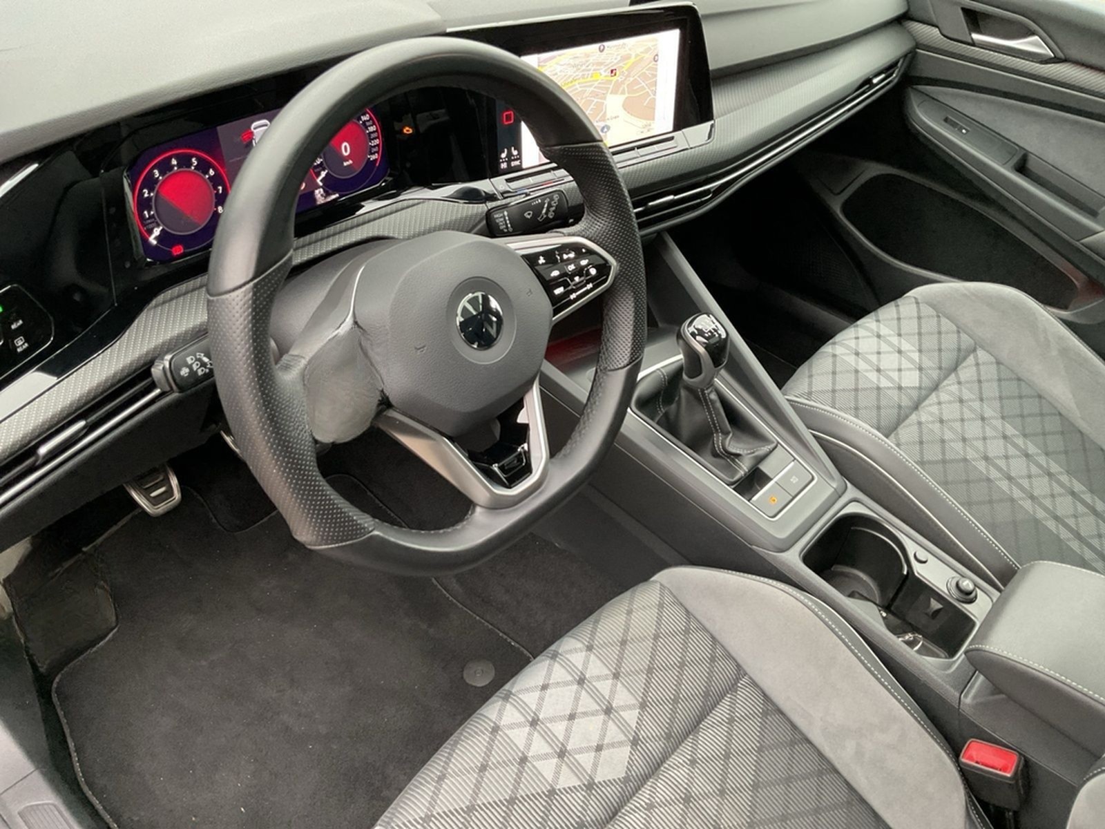 Volkswagen Golf VIII 1.5 TSI R-Line AHK Kamera Pano foto 10