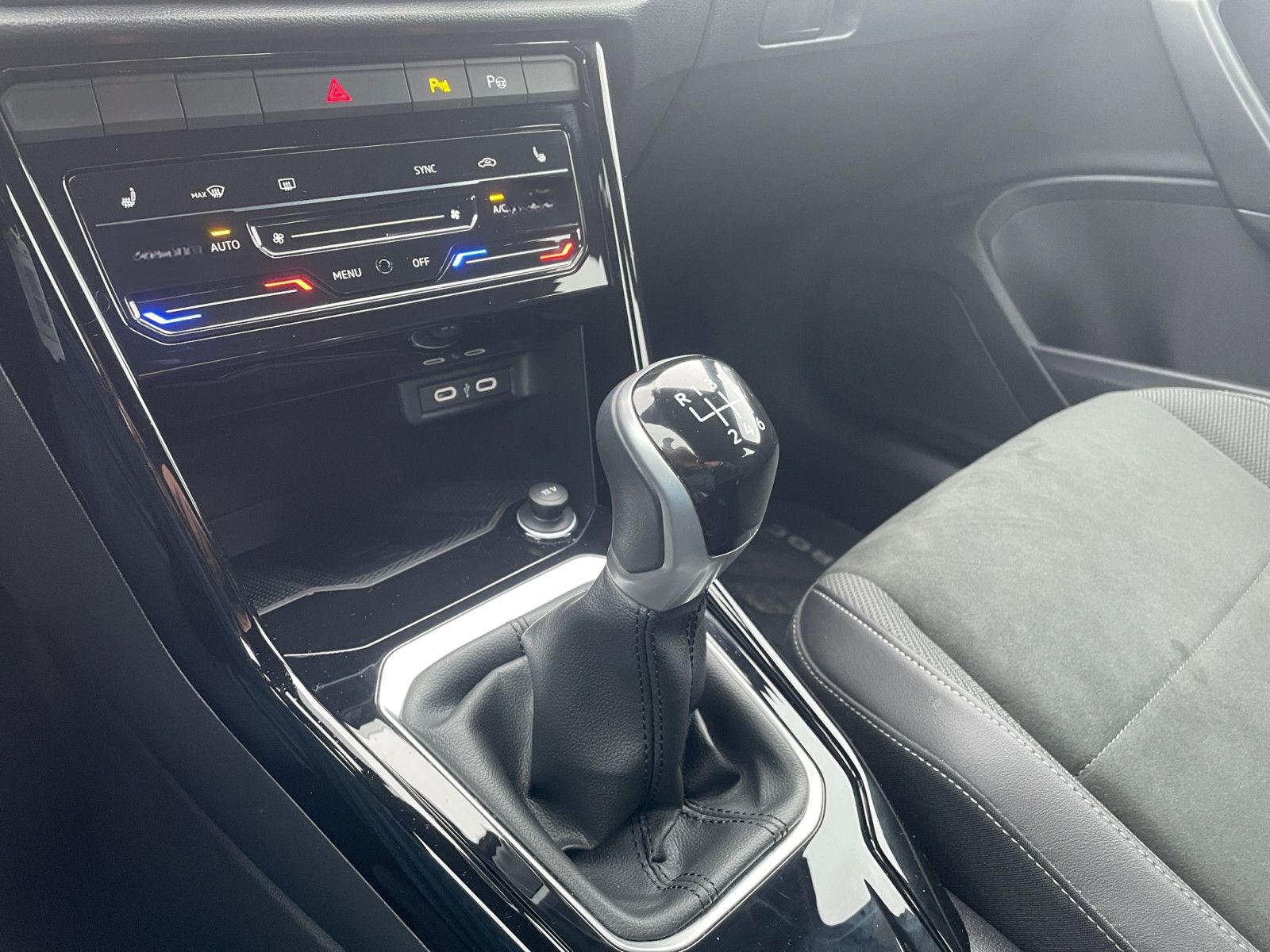 Volkswagen T-Roc 1.0TSI R-Line LED Navi Beats Parklenk SHZ foto 8