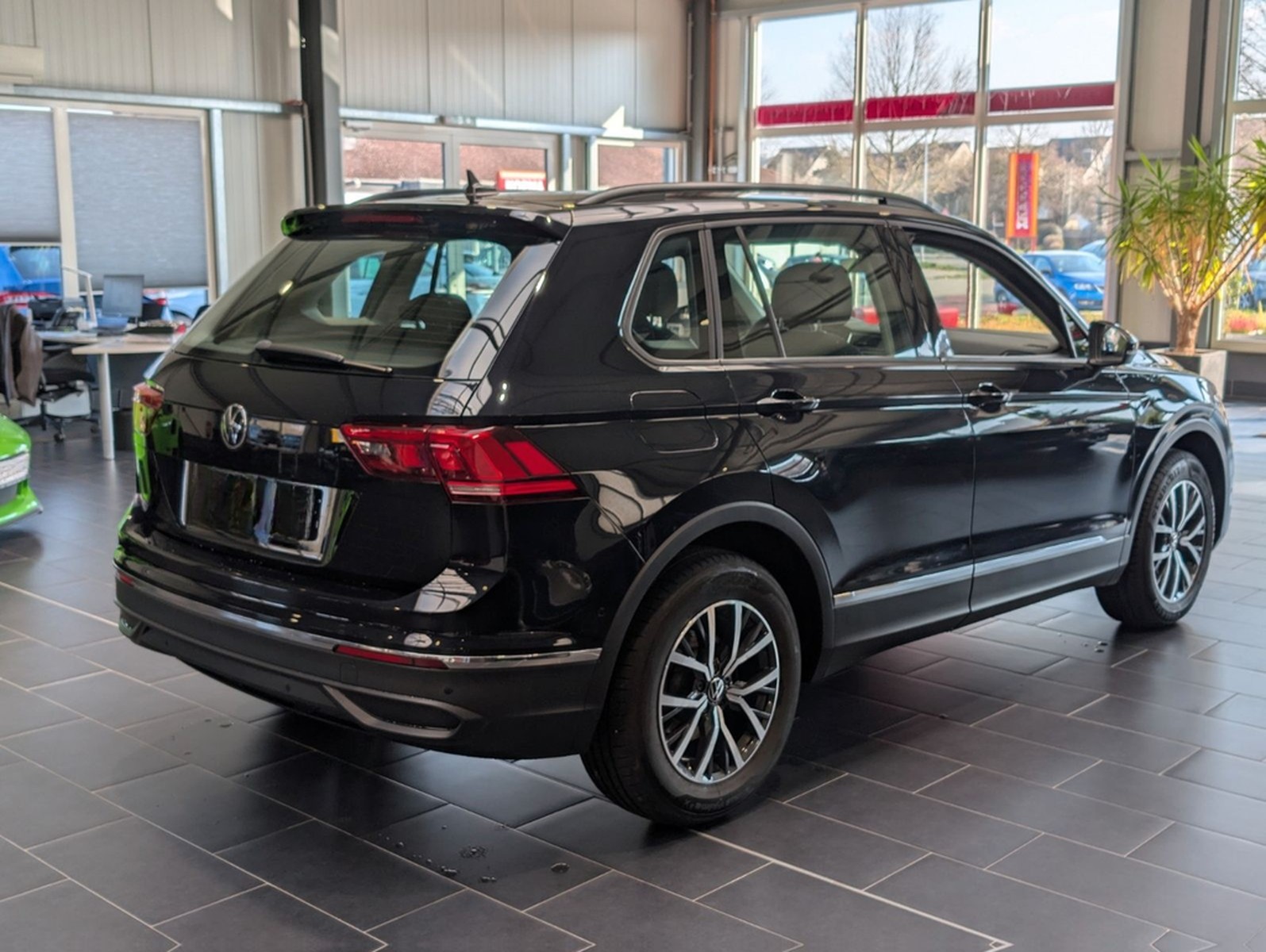 Volkswagen Tiguan 2.0 TDI SCR DSG Life 8-fach 1.Hand foto 2