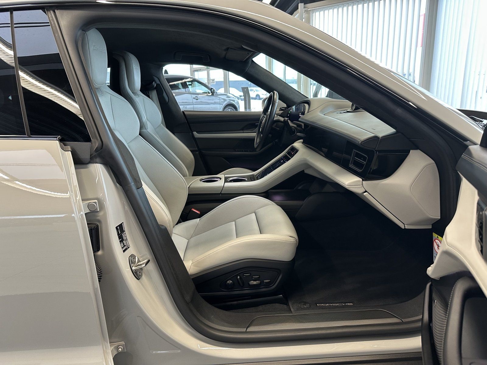 Porsche Taycan Turbo S/KREIDE/CARBON/CERAMIC/ foto 14