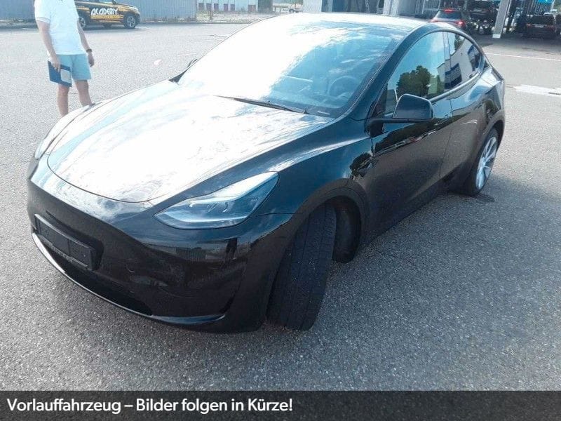 Tesla Model Y Standard Range RWD Wärmepumpe AHK DAB