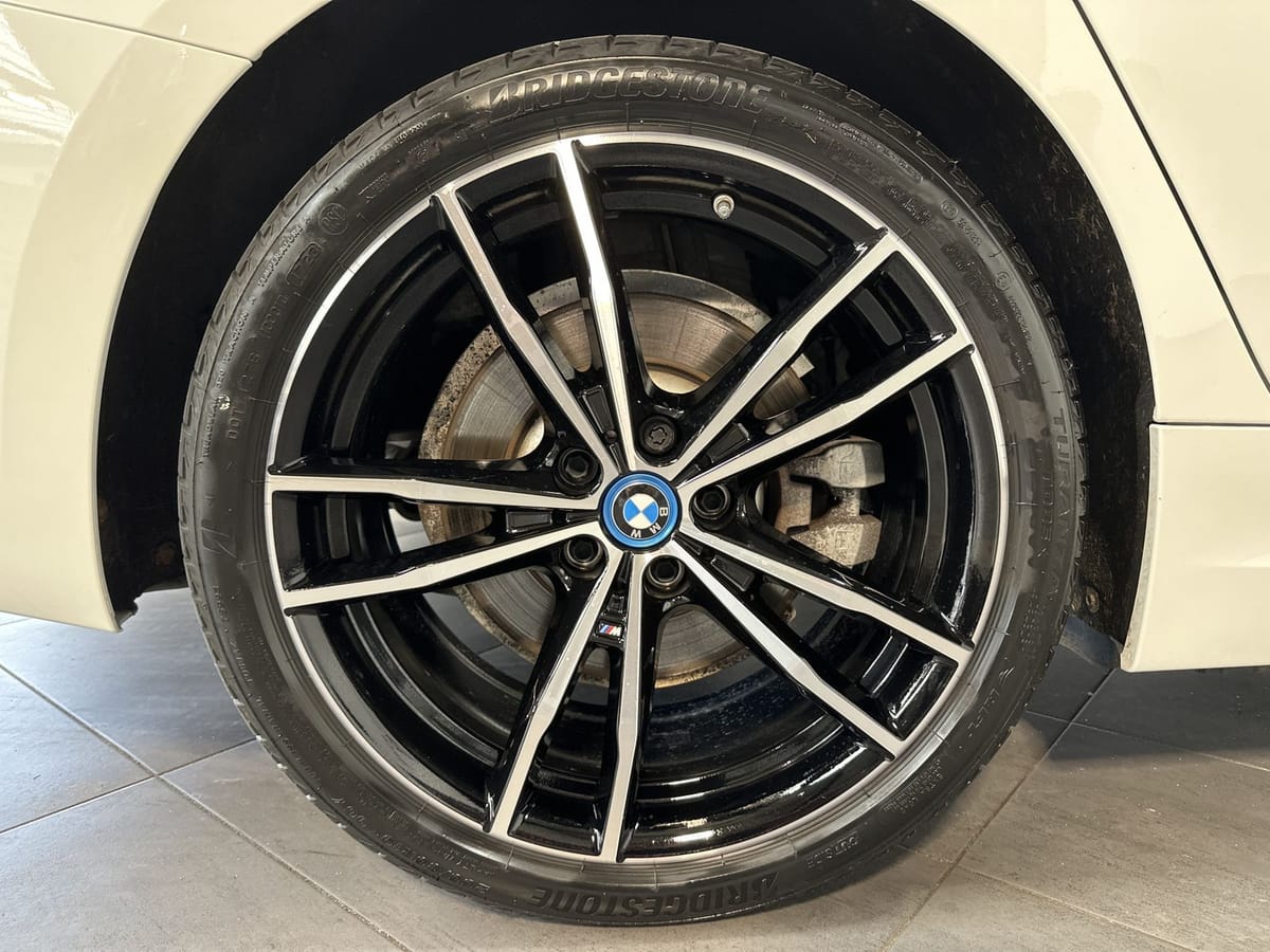 BMW 330 e Touring xDrive M-Sport NAV LED AHK foto 3