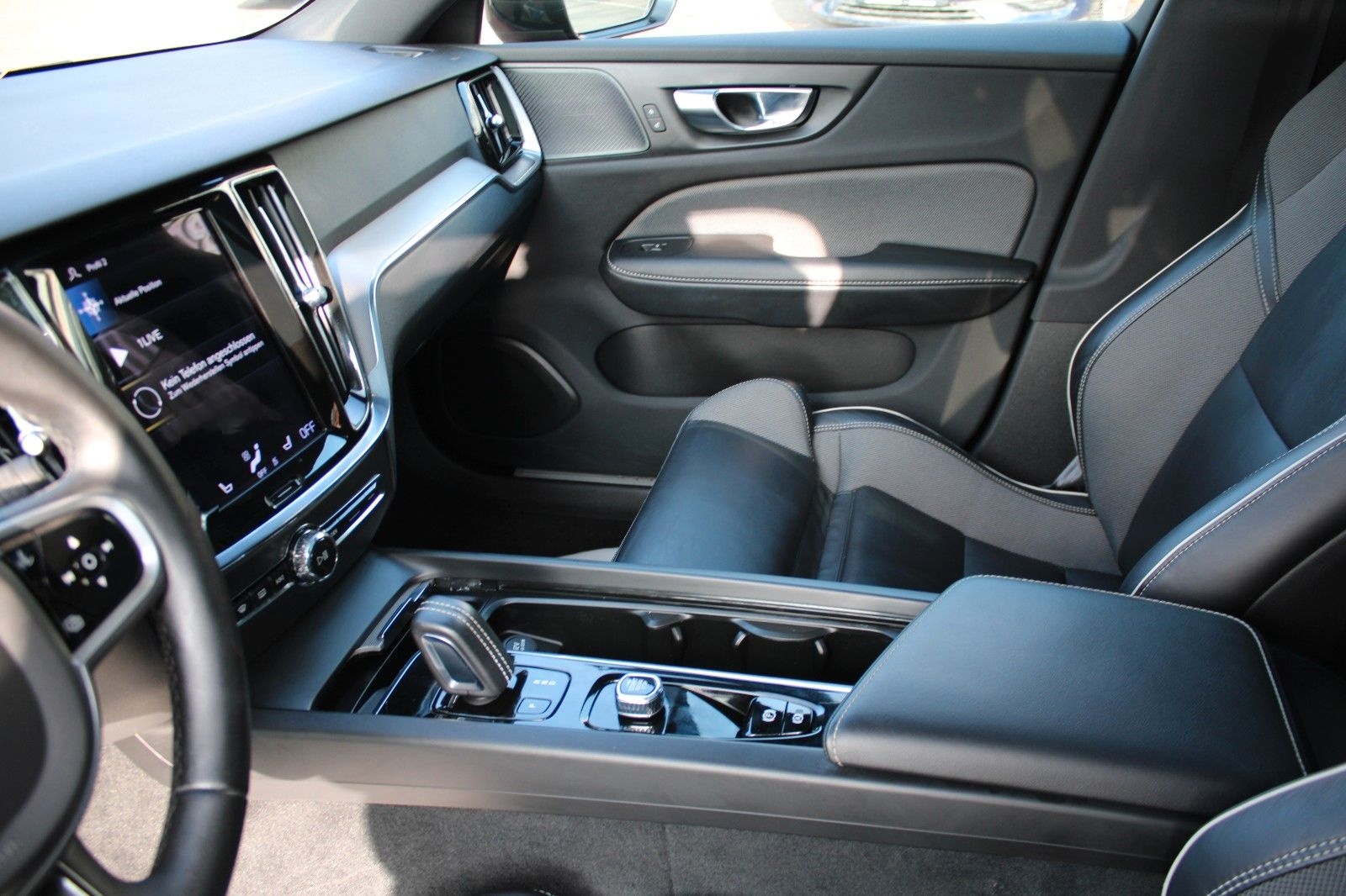 Volvo V60 Kombi R Design/LEDER/NAVI/LED//PANO/ foto 14