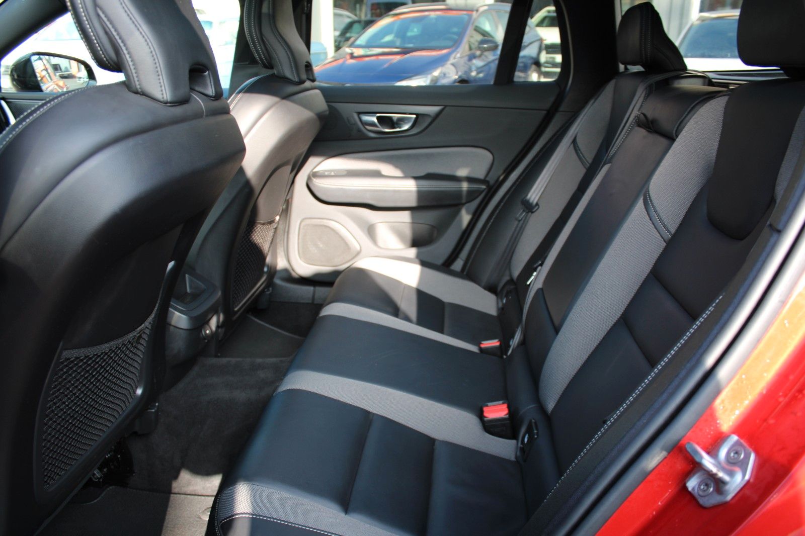 Volvo V60 Kombi R Design/LEDER/NAVI/LED//PANO/ foto 19