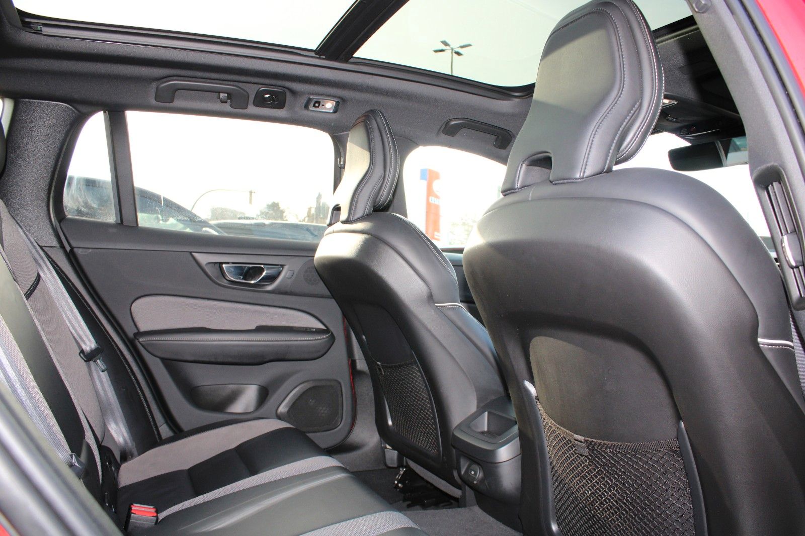 Volvo V60 Kombi R Design/LEDER/NAVI/LED//PANO/ foto 25