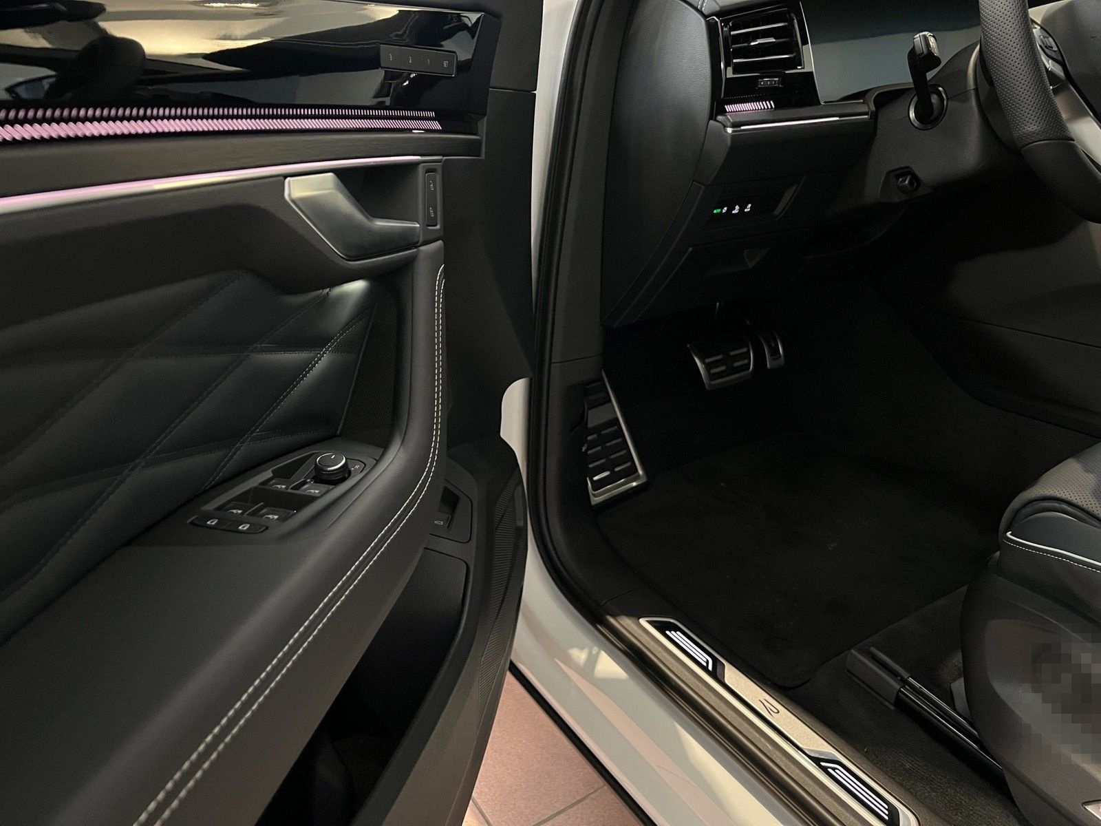 Volkswagen Touareg V6 3.0 TDI 210 kW 4Motion R-Line foto 9