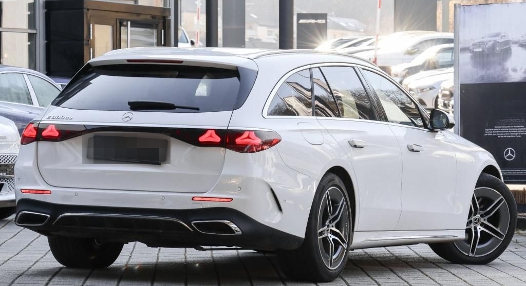 Mercedes-Benz E 300 de T AMG-Sport/Pano/Super/AHK/360/Distr/19 foto 3