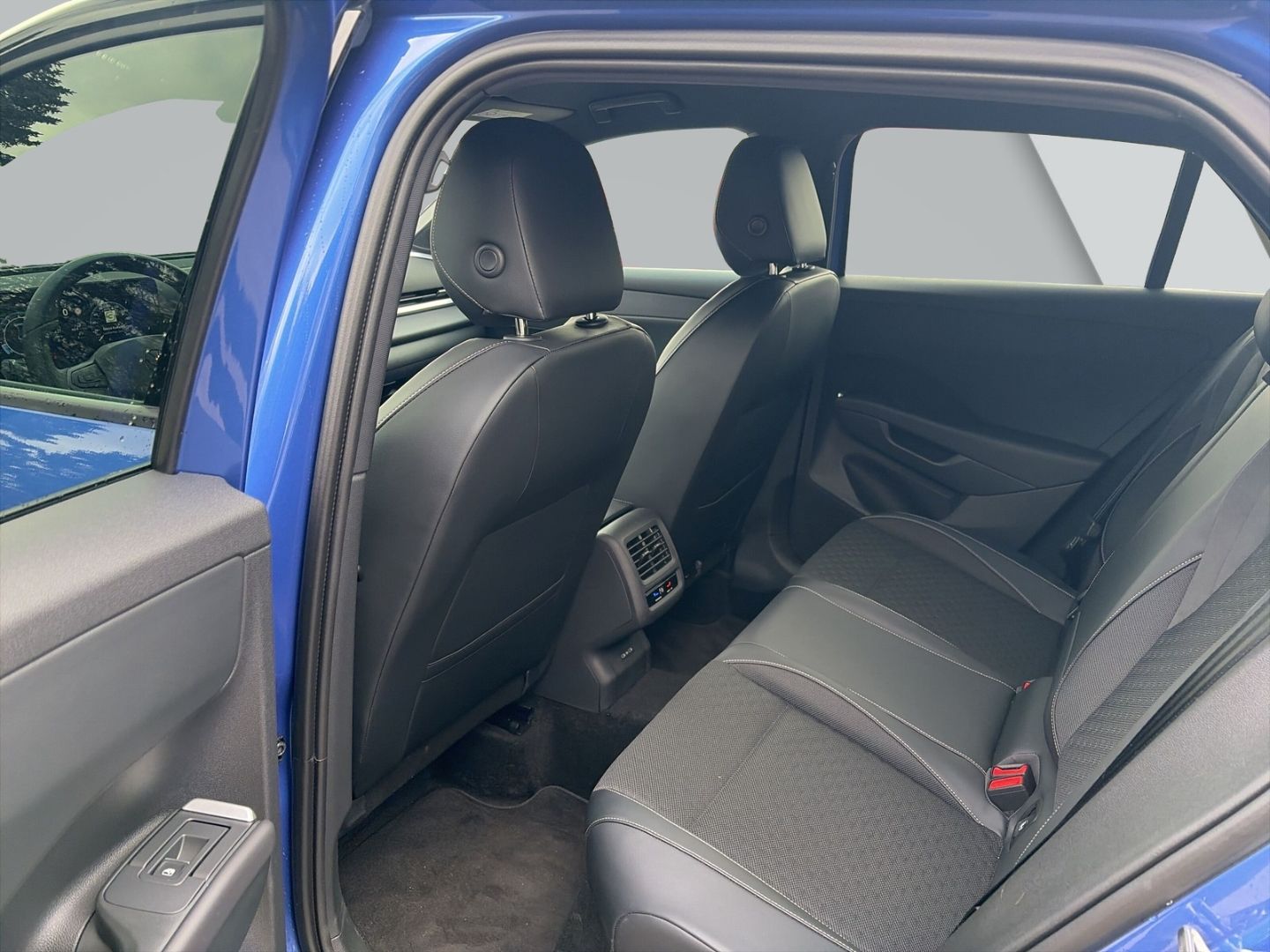 Volkswagen T-Roc 110 kW 1.5 eTSI R-Line Sportpaket HUD Navi foto 6