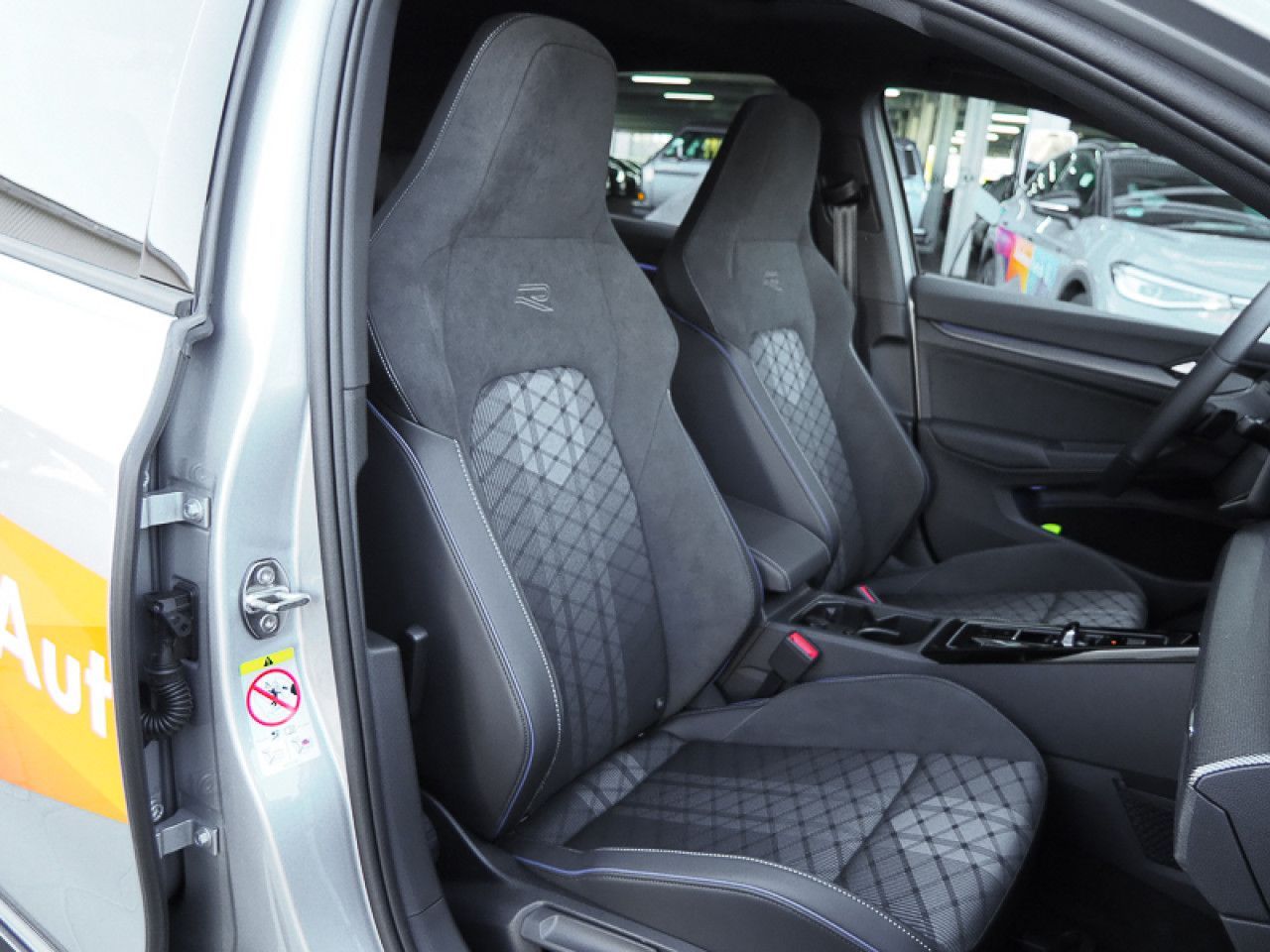 Volkswagen Golf VIII 1.5 eTSI DSG R-Line AHK, NAVI, BLACK foto 9