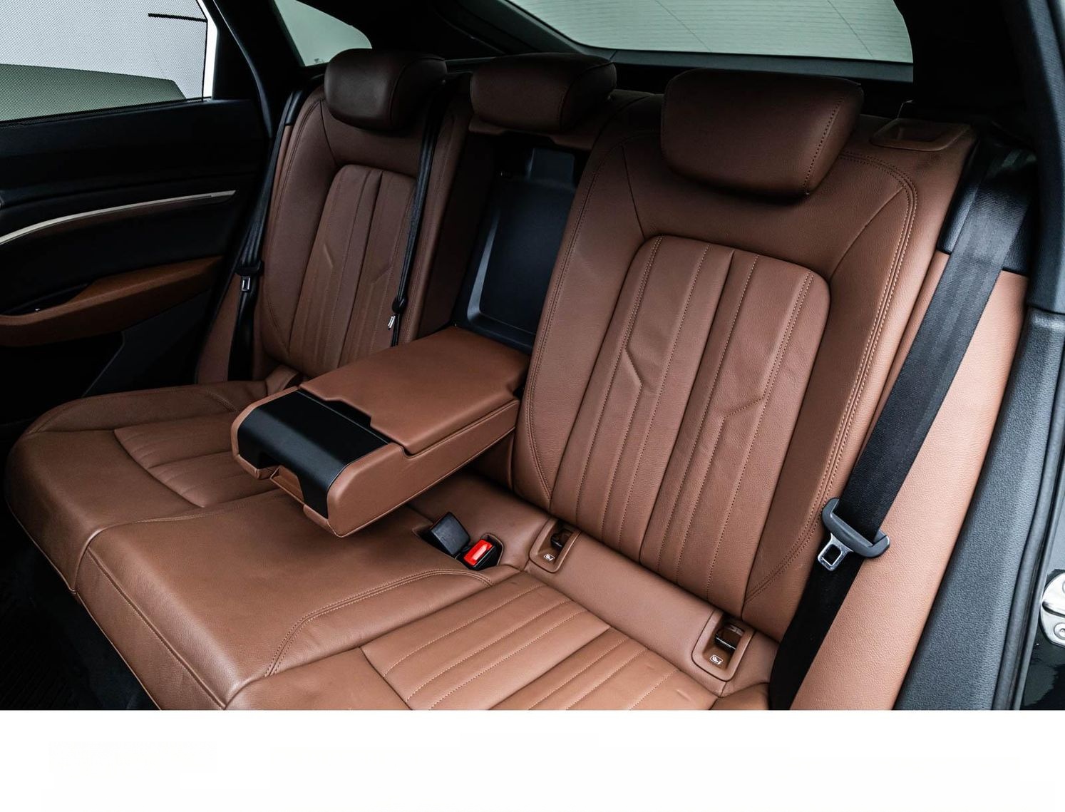 Audi E-TRON SPORTBACK 55 S LINE ALL-BLACK PANO/360° foto 17