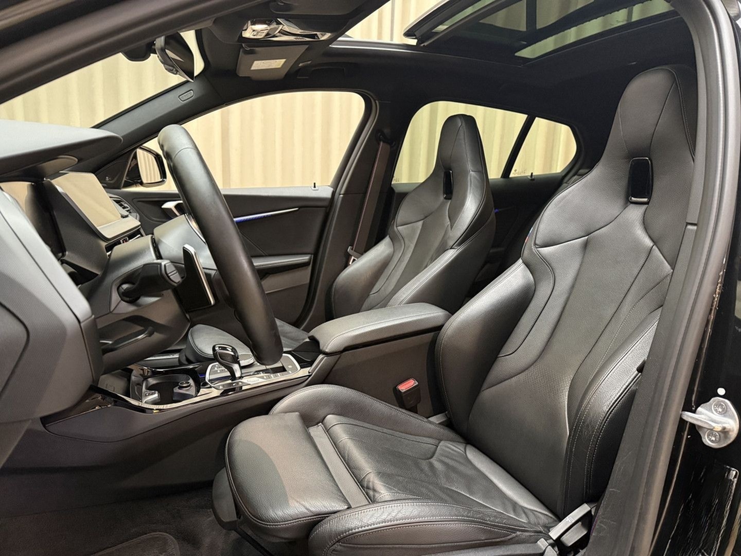BMW M135i 1-serie xDrive *Panoramadak* Head-Up / Ada foto 16