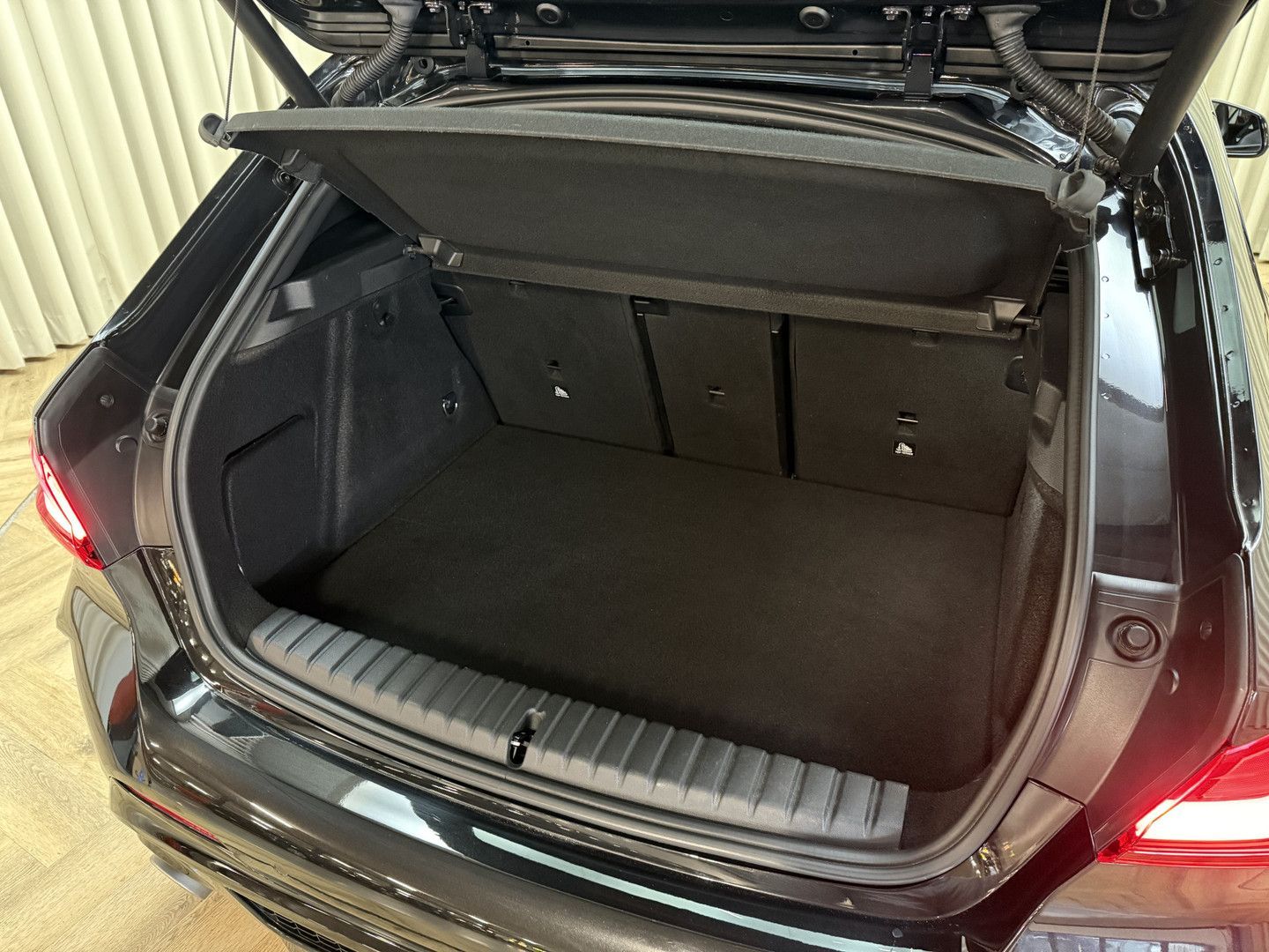 BMW M135i 1-serie xDrive *Panoramadak* Head-Up / Ada foto 18