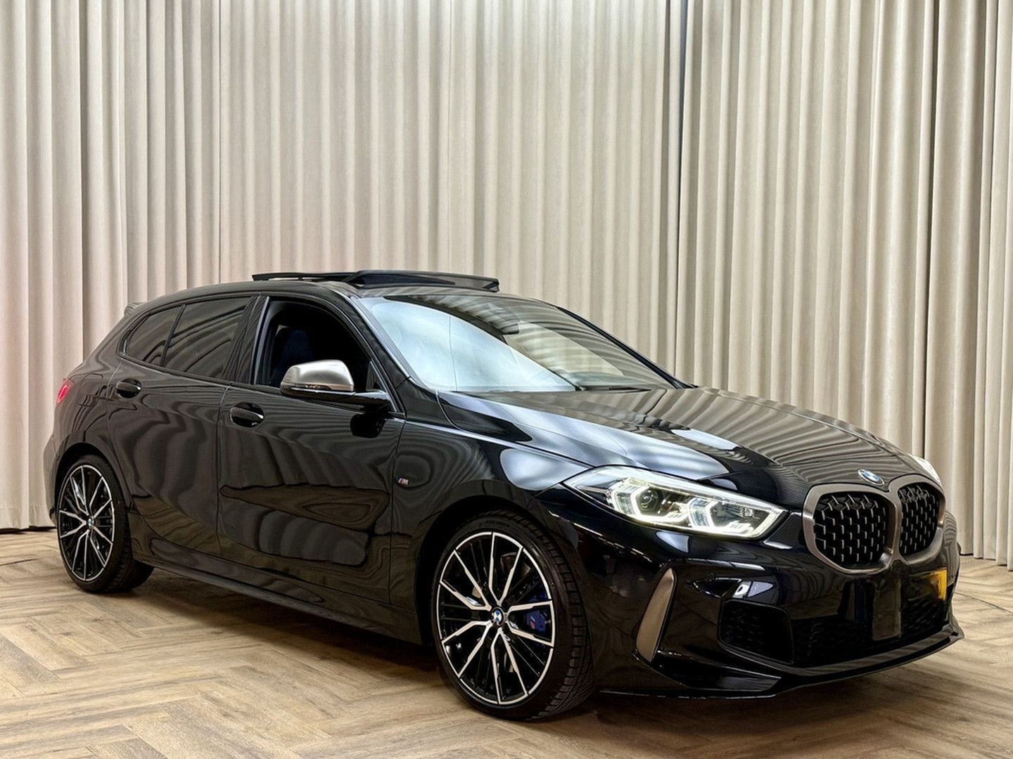 BMW M135i 1-serie xDrive *Panoramadak* Head-Up / Ada foto 23