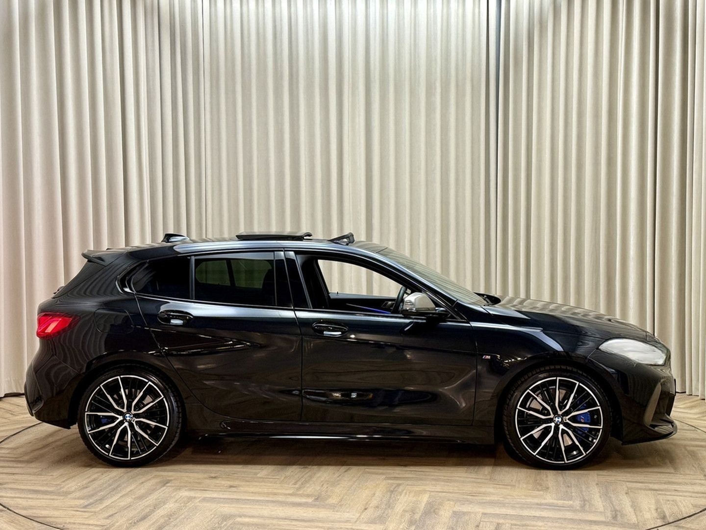 BMW M135i 1-serie xDrive *Panoramadak* Head-Up / Ada foto 24