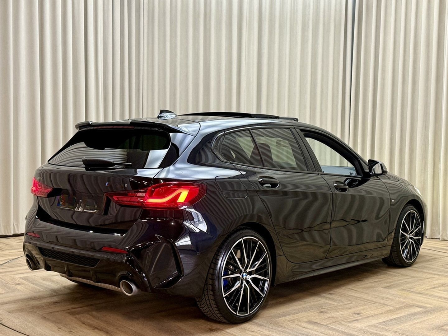 BMW M135i 1-serie xDrive *Panoramadak* Head-Up / Ada foto 25