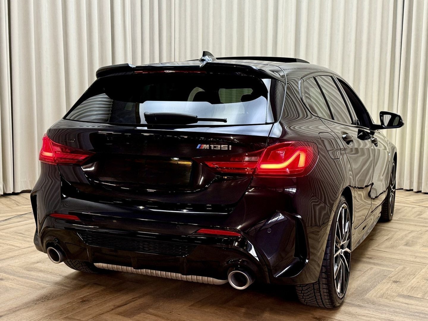 BMW M135i 1-serie xDrive *Panoramadak* Head-Up / Ada foto 26