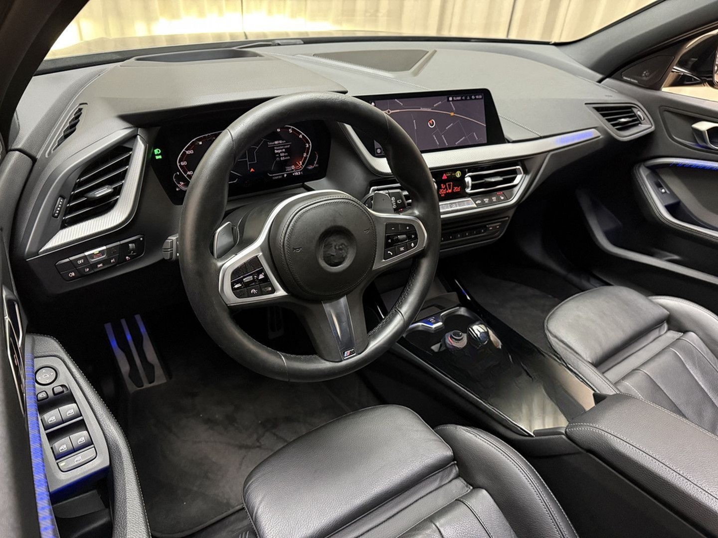 BMW M135i 1-serie xDrive *Panoramadak* Head-Up / Ada foto 28