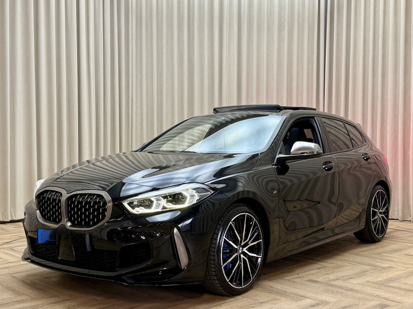BMW M135i 1-serie xDrive *Panoramadak* Head-Up / Ada foto 4