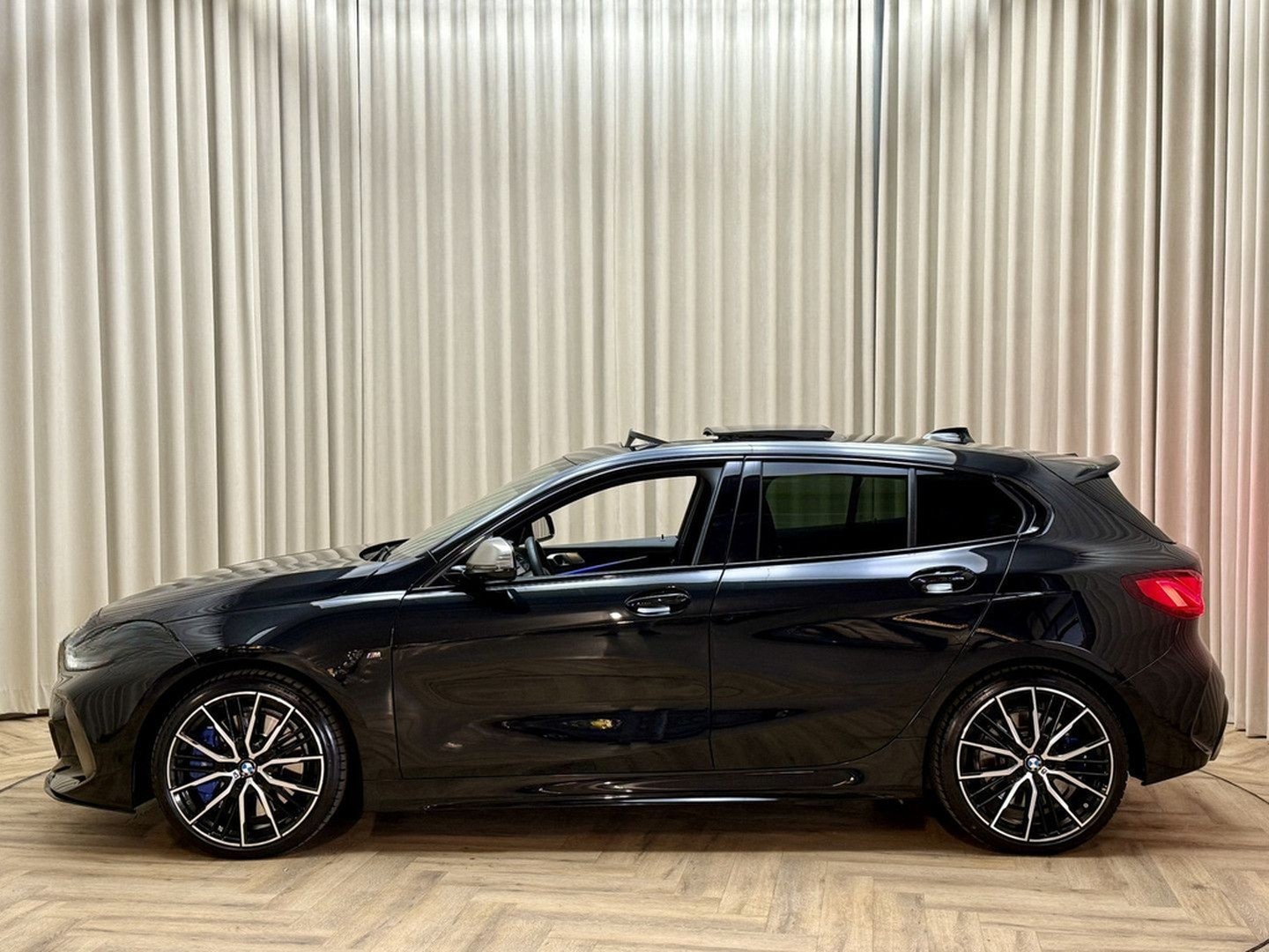 BMW M135i 1-serie xDrive *Panoramadak* Head-Up / Ada foto 5
