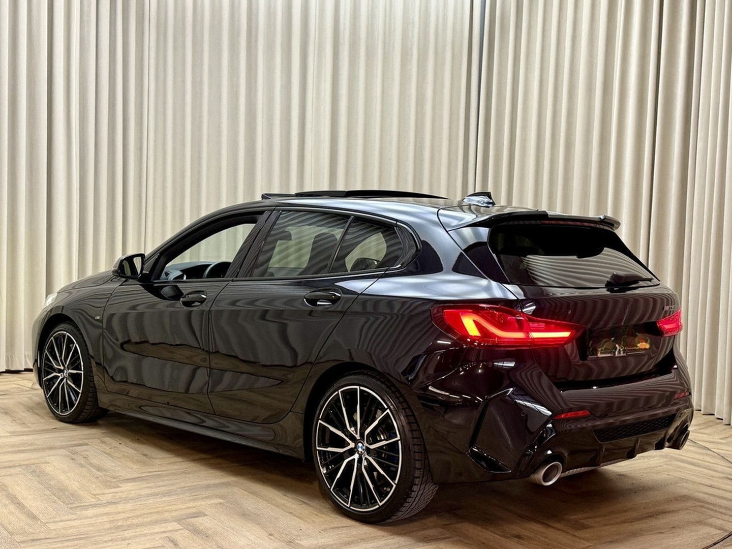 BMW M135i 1-serie xDrive *Panoramadak* Head-Up / Ada foto 6