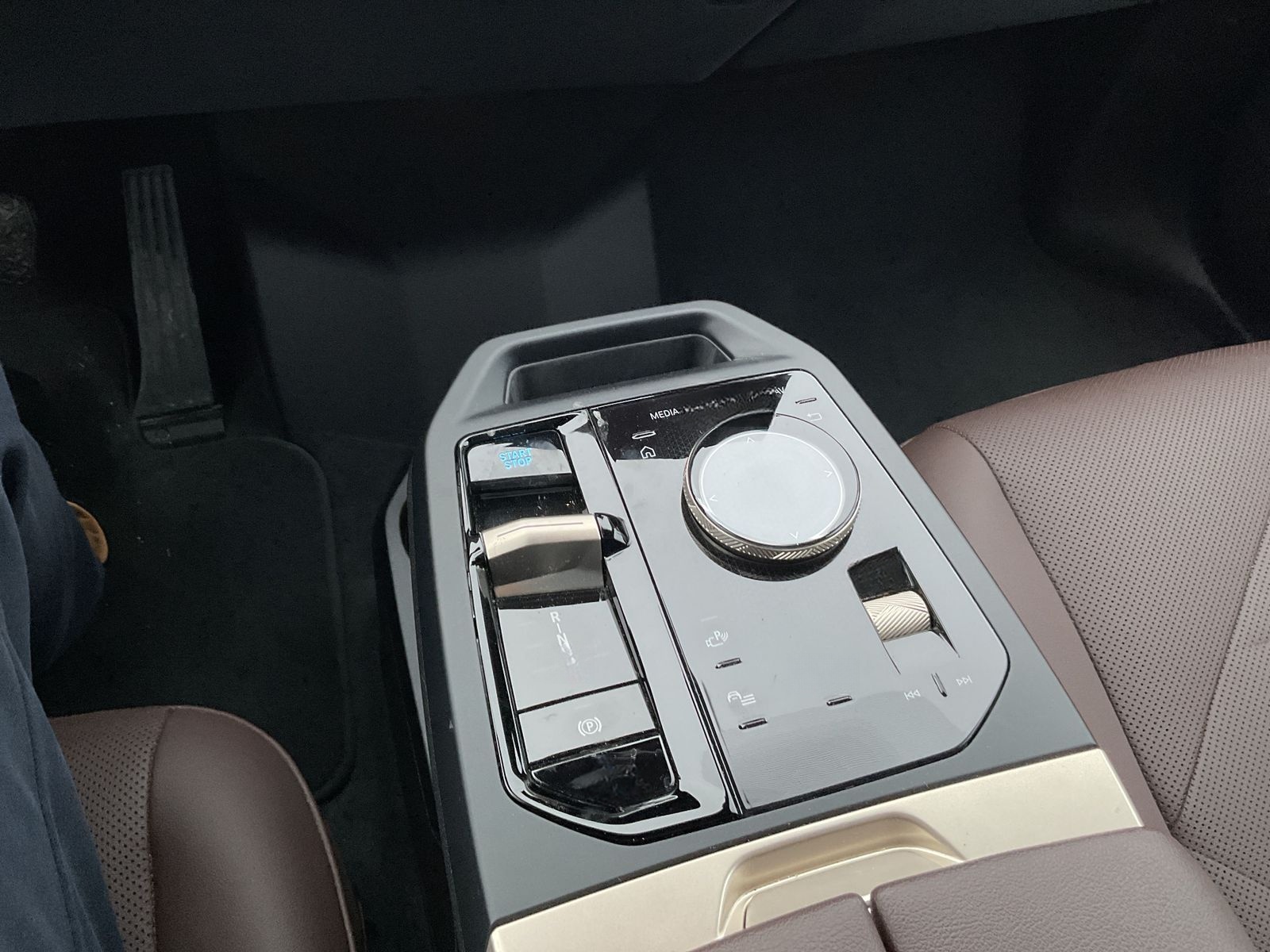 BMW iX xDrive40 Sportpaket AHK foto 9