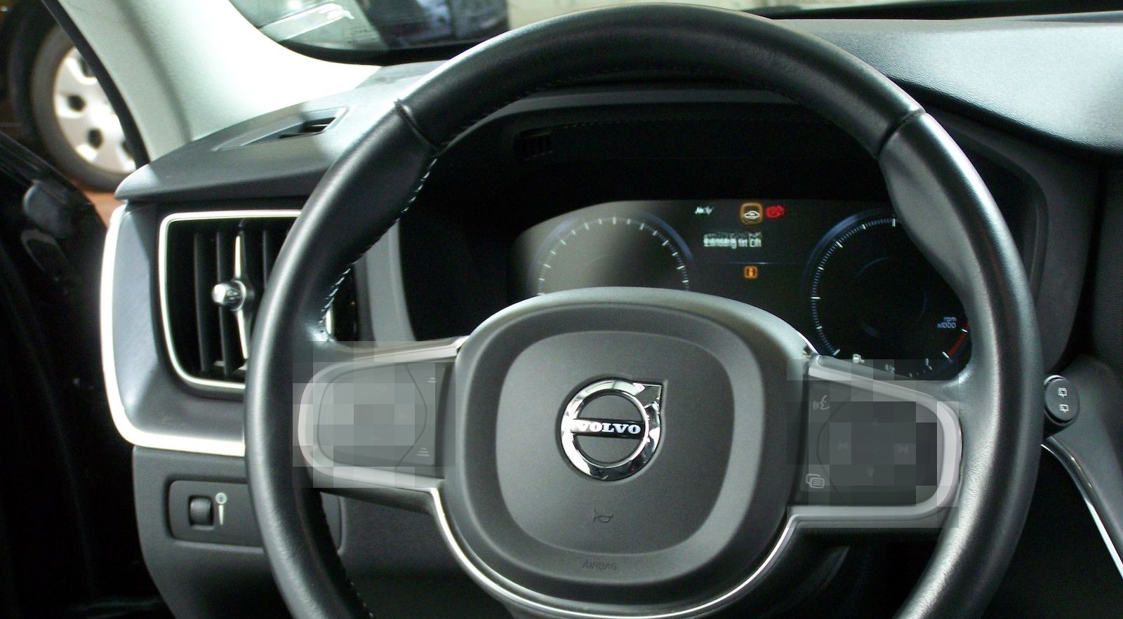 Volvo XC60 D4 Momentum Pro AUTOM LED+NAV+AMB+KAM+PDC foto 6