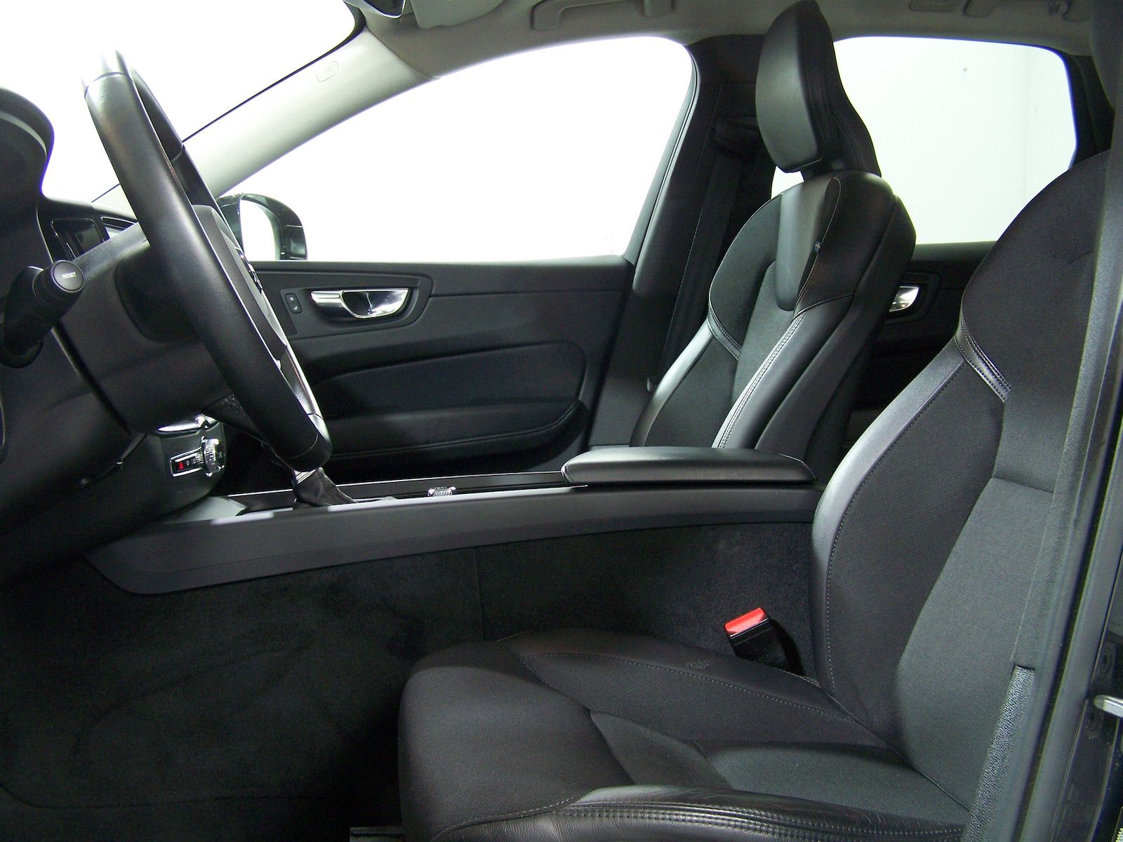 Volvo XC60 D4 Momentum Pro AUTOM LED+NAV+AMB+KAM+PDC foto 7