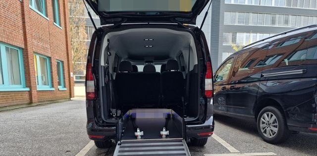 Volkswagen Caddy MAXI 1,5 TSI DSG Rollstuhlrampe foto 9