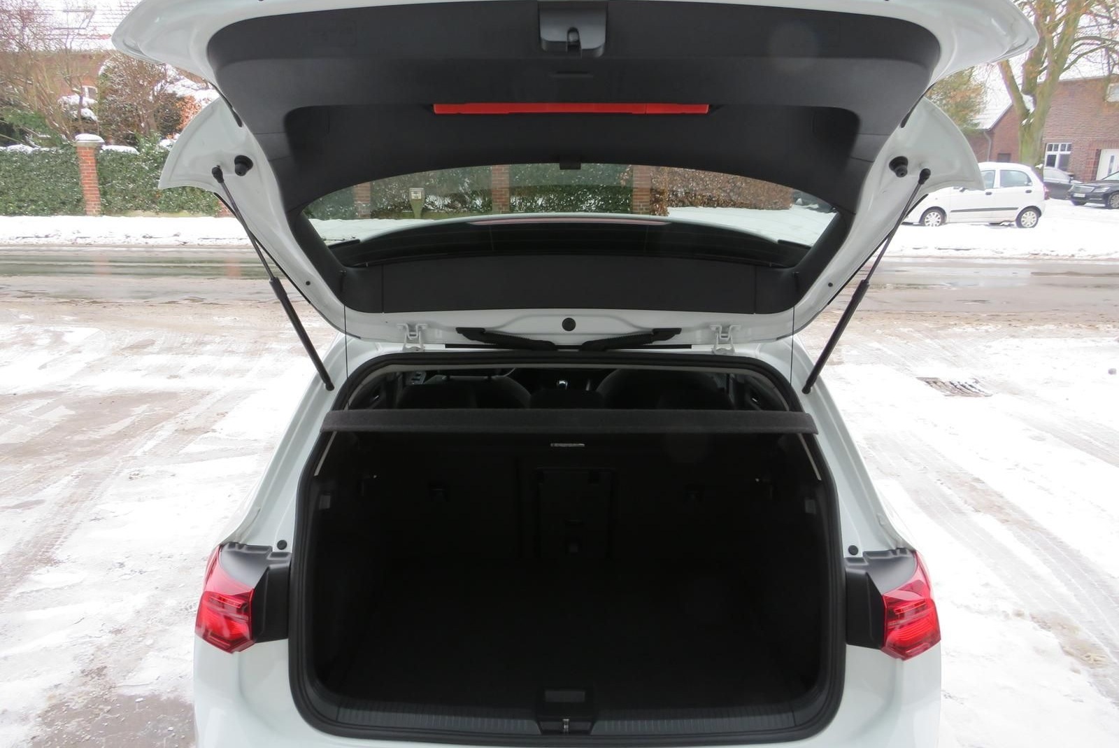 Volkswagen Golf VIII 1.5 TSI Life Navi Ganzjahr LED Parkh. foto 7